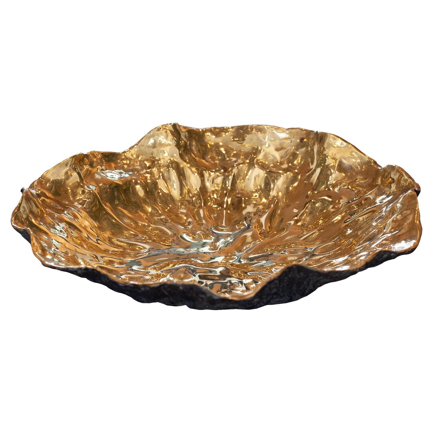 Vassoio Lilypad contemporaneo in ottone annerito con interno in ottone lucido