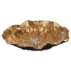 Vassoio Lilypad contemporaneo in ottone annerito con interno in ottone lucido
