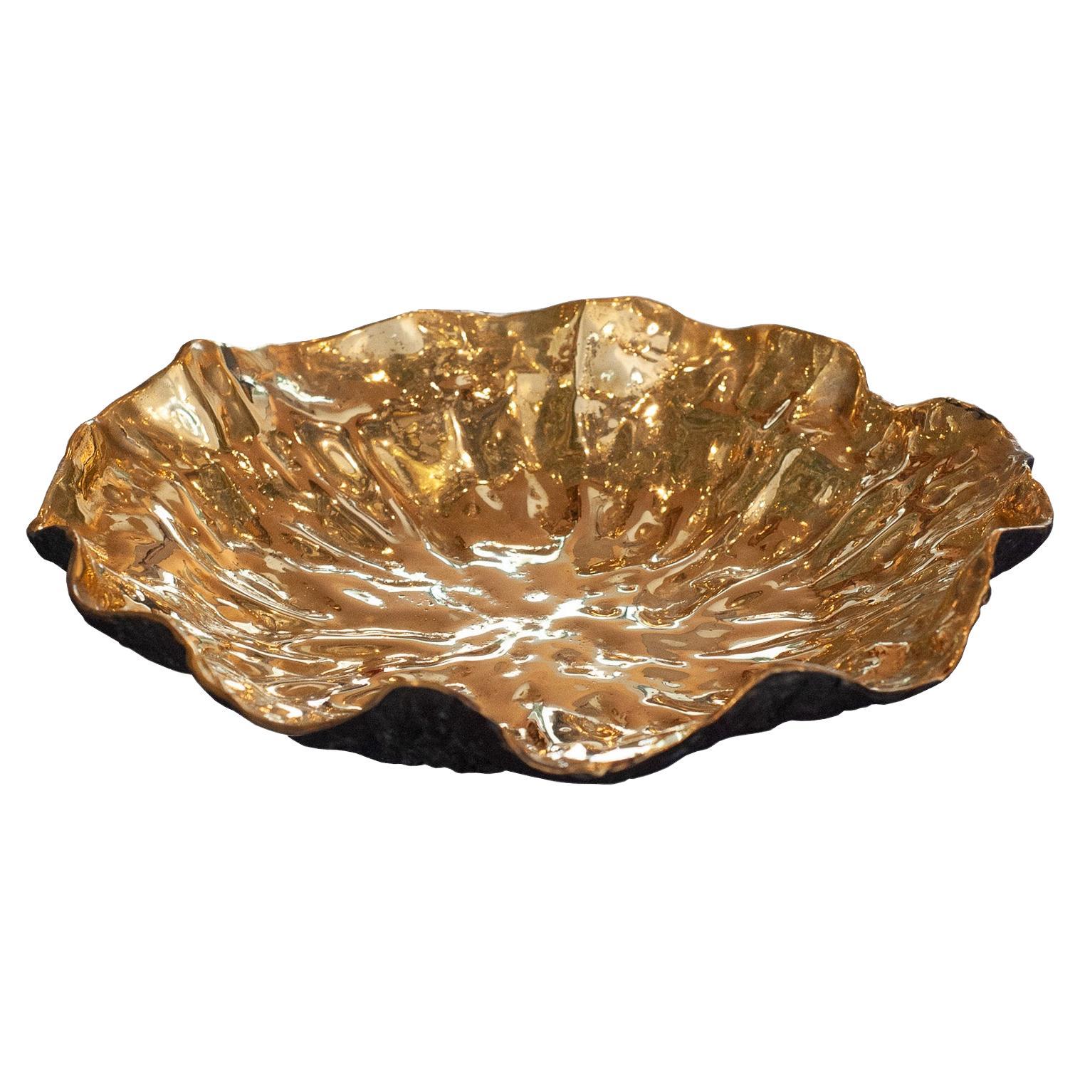 Vassoio Lilypad contemporaneo in ottone annerito con interno in ottone lucido