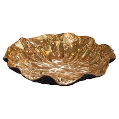 Vassoio Lilypad contemporaneo in ottone annerito con interno in ottone lucido