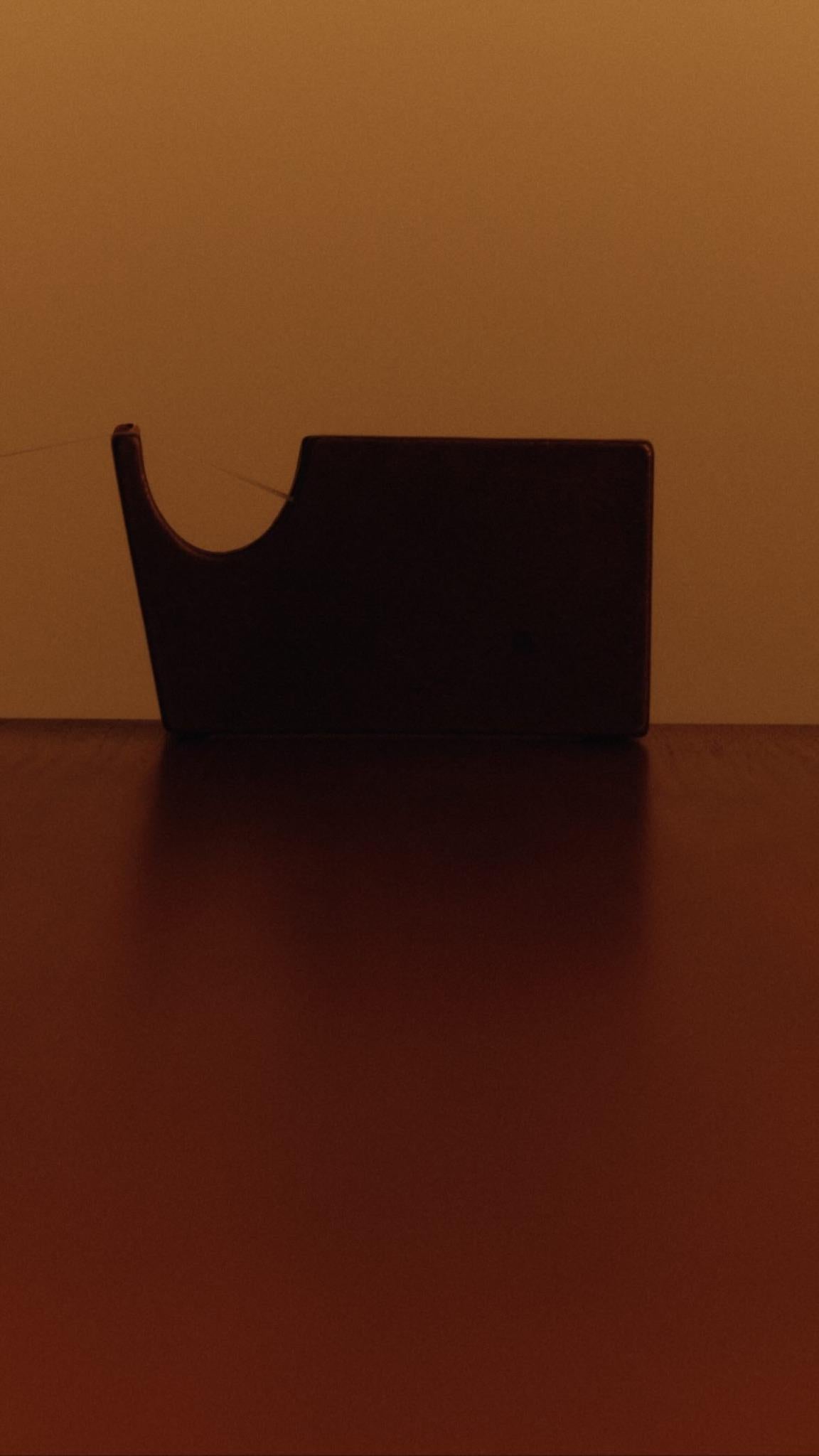 Contemporary Klebebandabroller aus geschwärzter Bronze von Henry Wilson im Zustand „Neu“ im Angebot in Geneve, CH