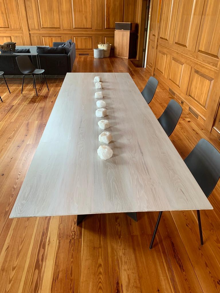 La table à manger Strafford, un design original proposé exclusivement par Vermontica, est une table à manger contemporaine minimaliste en acier noirci et chêne blanc, conçue et produite dans le Vermont par Scott Gordon. La base en acier noirci