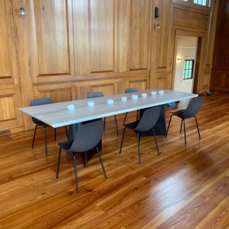 Minimaliste Table de salle à manger contemporaine en acier noirci et chêne blanc de Scott Gordon en vente