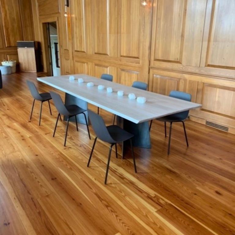 Noirci Table de salle à manger contemporaine en acier noirci et chêne blanc de Scott Gordon en vente