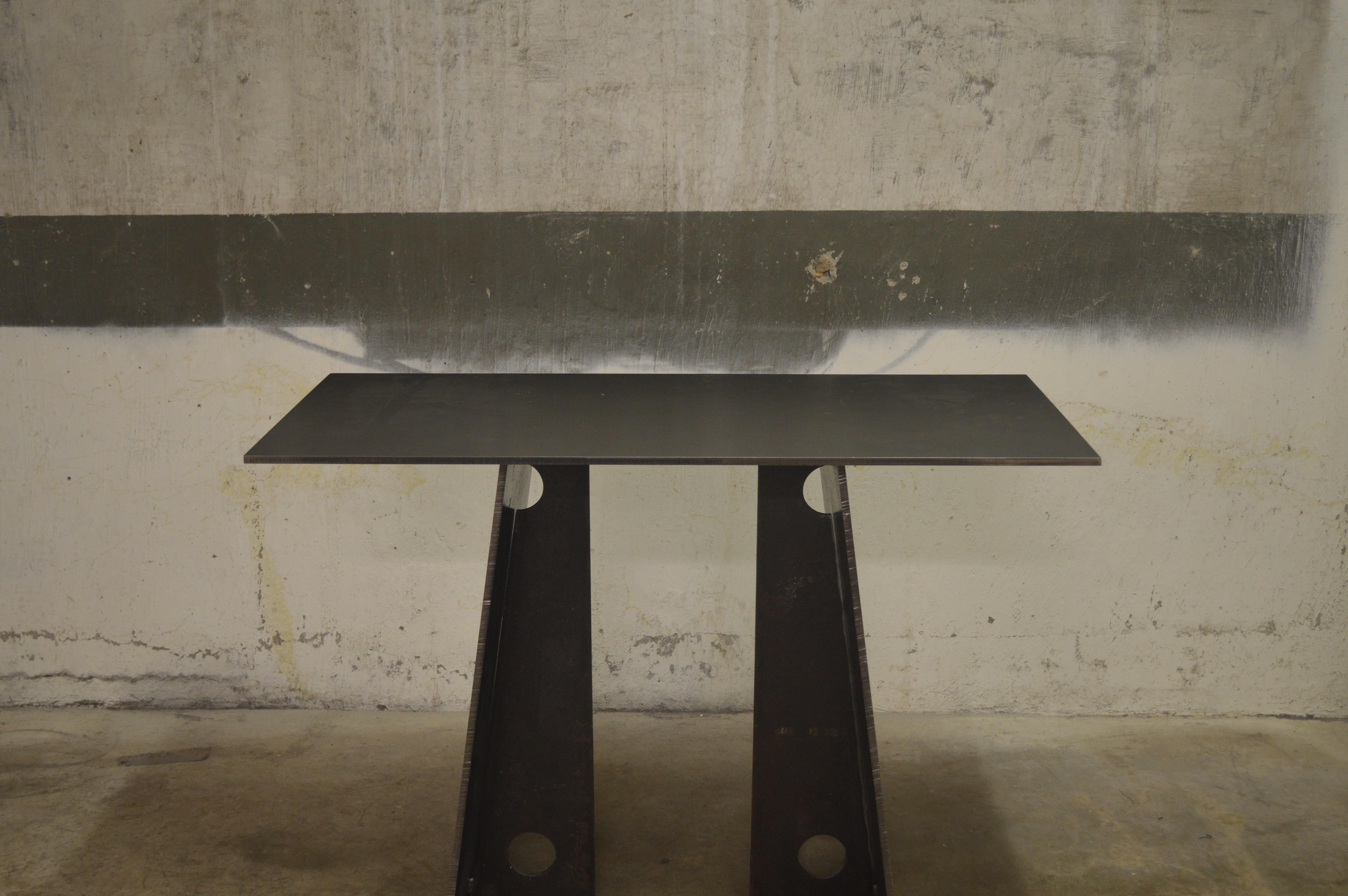 Die Bridge-Konsole, ein Originalentwurf, ist eine moderne, minimalistische Konsole aus geschwärztem Stahl, die von Scott Gordon in Vermont entworfen und hergestellt wird. Hier abgebildet mit verwittertem 3/8