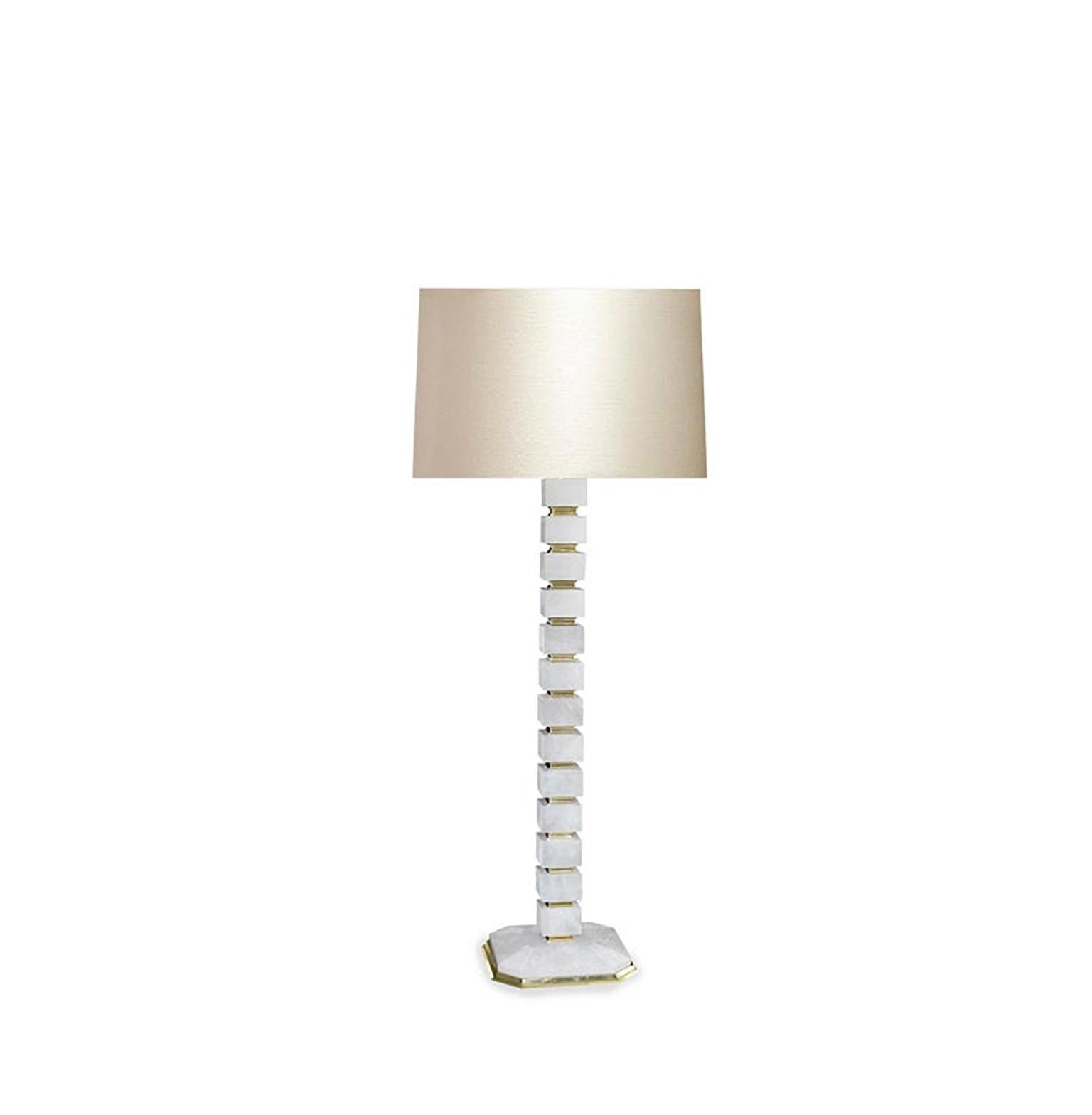 Lámpara contemporánea única de cristal de roca en forma de bloque con base de latón pulido y decoración insertada. Creado por Phoenix Gallery NYC.
Medida: 50 pulg./H. hasta la parte superior del cristal de roca.
En cada lámpara se instalan dos