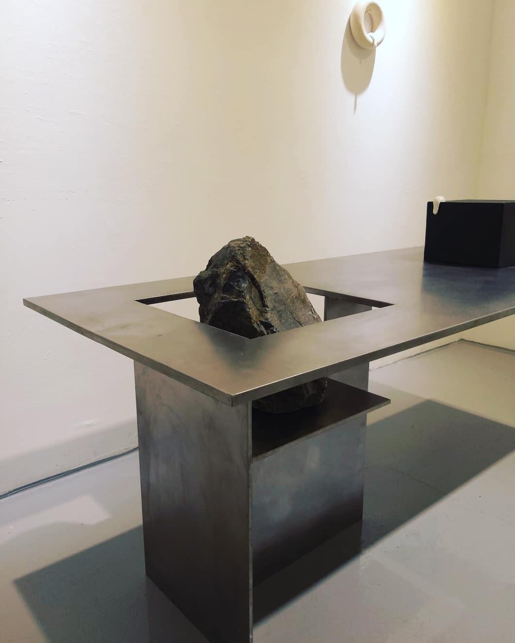 Contemporary Block Form Edelstahltisch mit Naturstein von Lee Sisan im Angebot 6