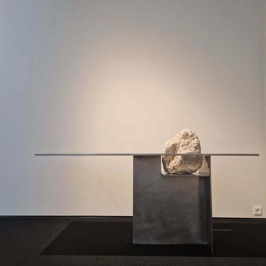 Contemporary Block Form Edelstahltisch mit Naturstein von Lee Sisan im Angebot 1