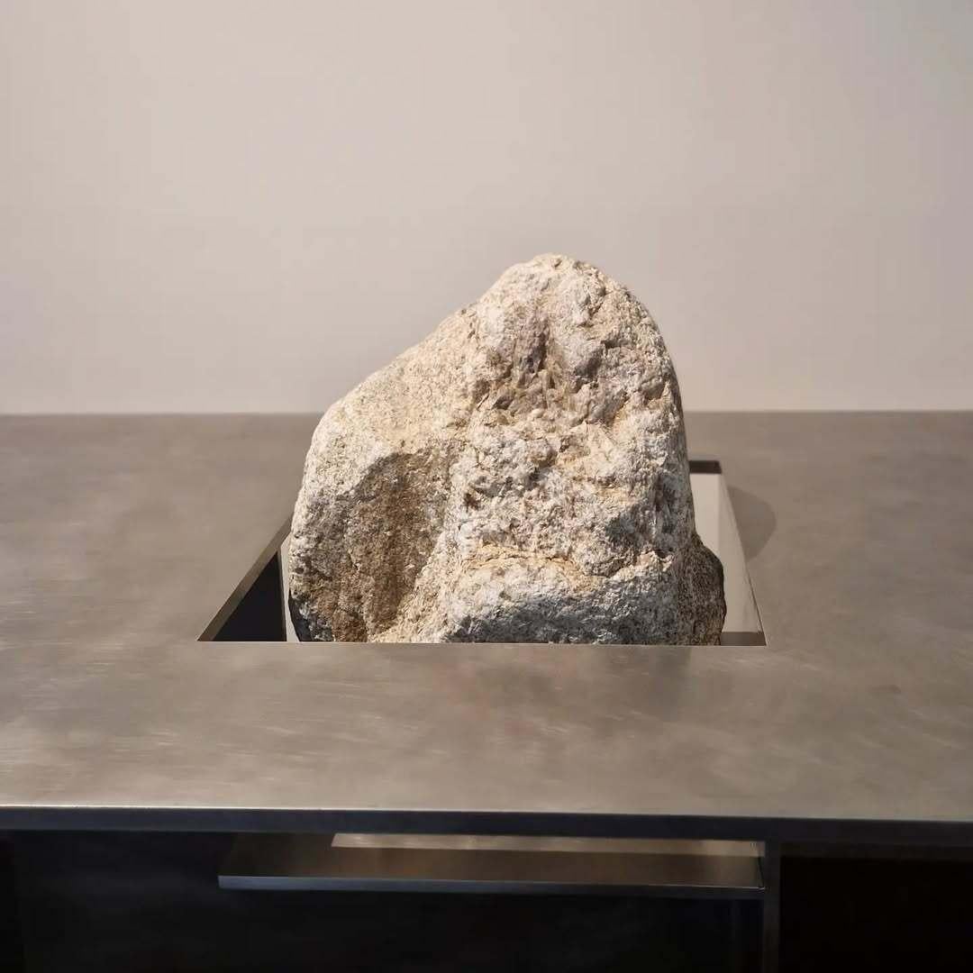 Contemporary Block Form Edelstahltisch mit Naturstein von Lee Sisan im Angebot 2