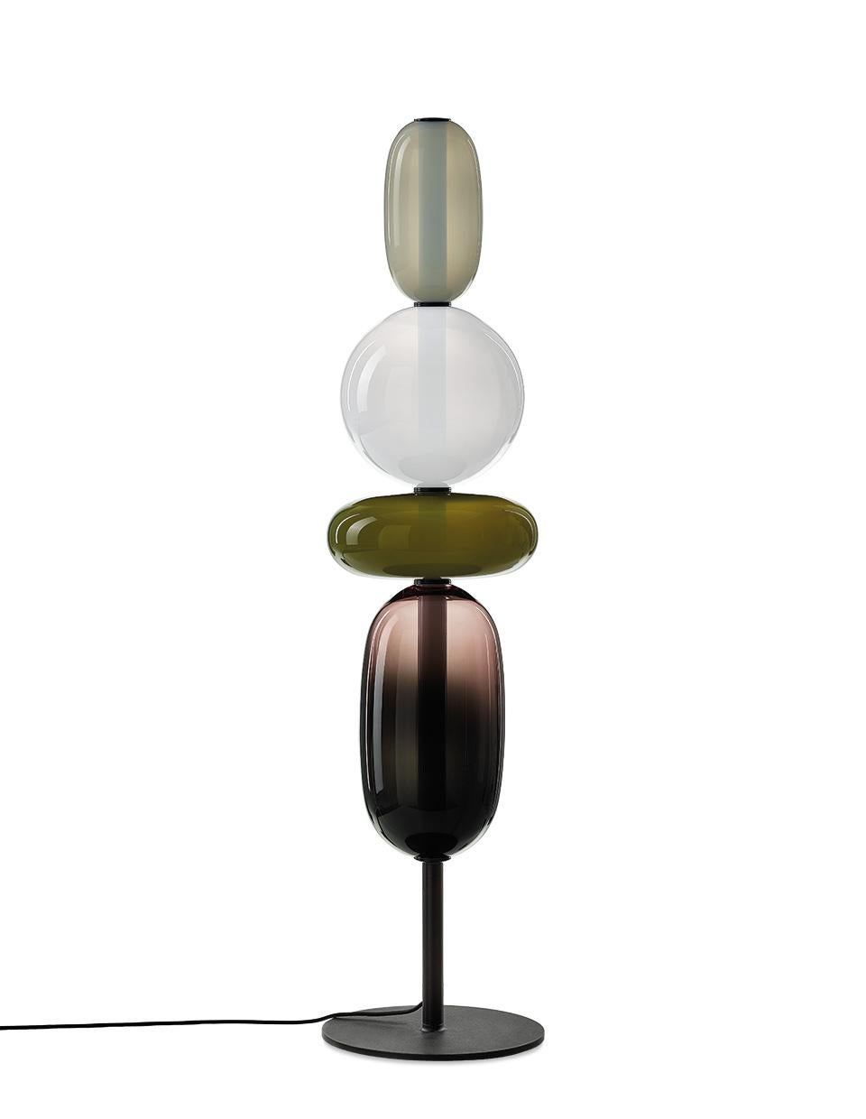Contemporary Stehleuchte aus geblasenem Kristallglas - Pebbles von Boris Klimek für Bomma

Kieselsteine erinnern an besondere Momente oder Lieblingsorte. Ihre vielfältigen Formen und Farben haben BOMMA zu einer spielerischen Kollektion inspiriert,