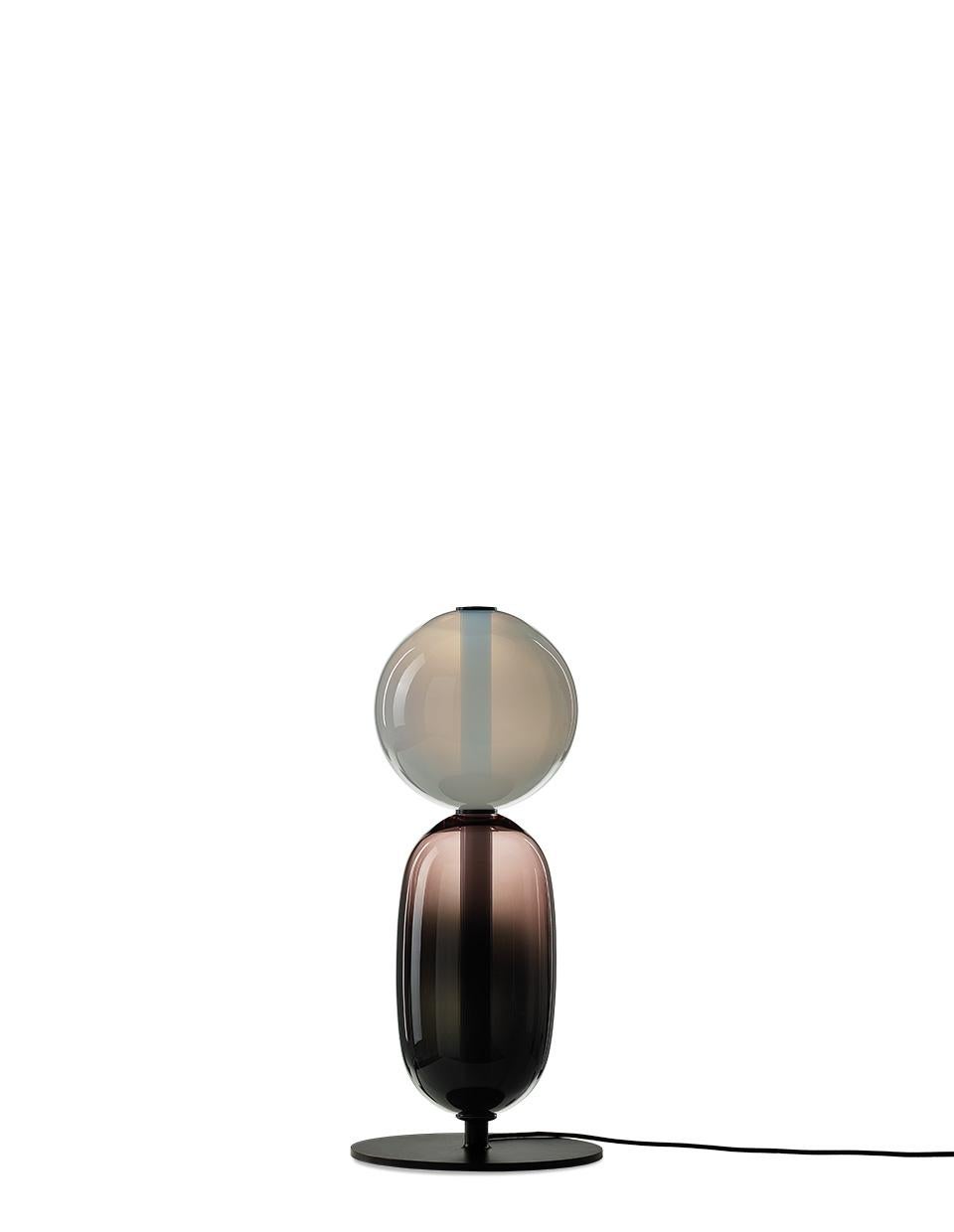 Zeitgenössische Stehleuchte aus geblasenem Kristallglas - pebbles von Boris Klimek für Bomma

Kieselsteine erinnern an besondere Momente oder Lieblingsorte. Ihre vielfältigen Formen und Farben haben BOMMA zu einer spielerischen Kollektion