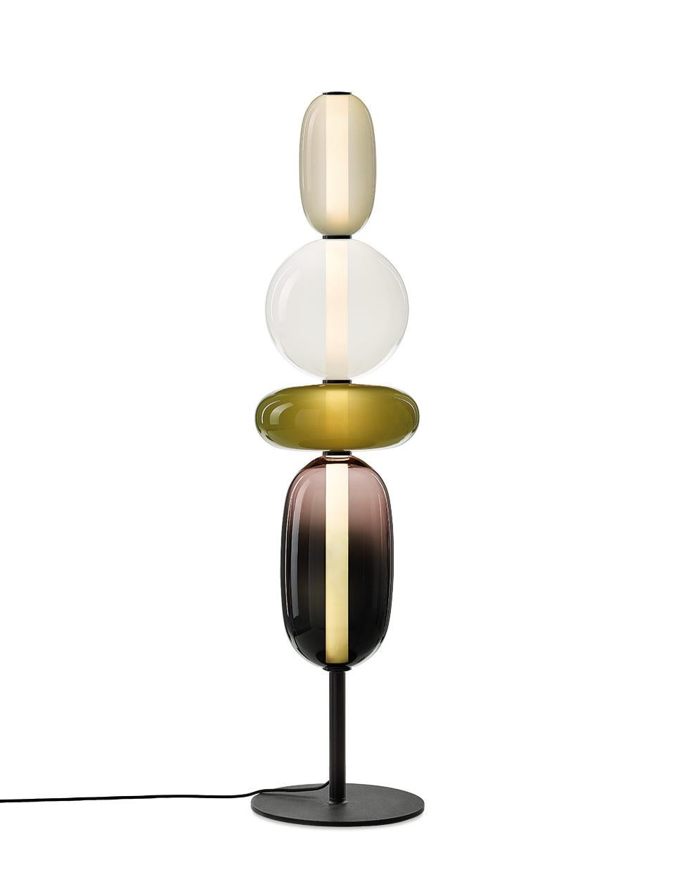 Contemporary Stehleuchte aus geblasenem Kristallglas - Pebbles von Boris Klimek für Bomma (Moderne) im Angebot