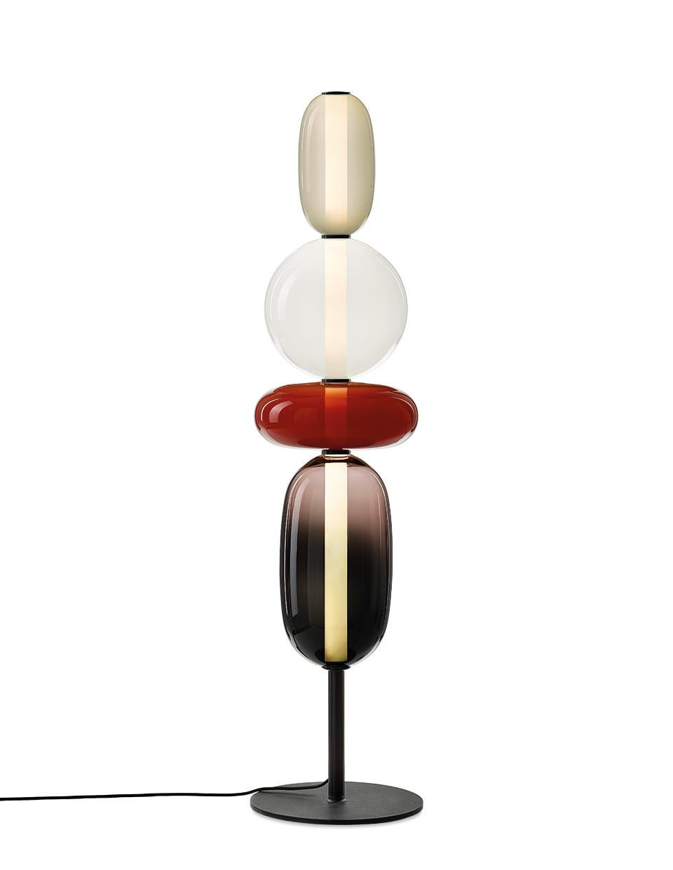 Zeitgenössische Stehlampe aus geblasenem Kristallglas, Pebbles von Boris Klimek für Bomma (Moderne) im Angebot