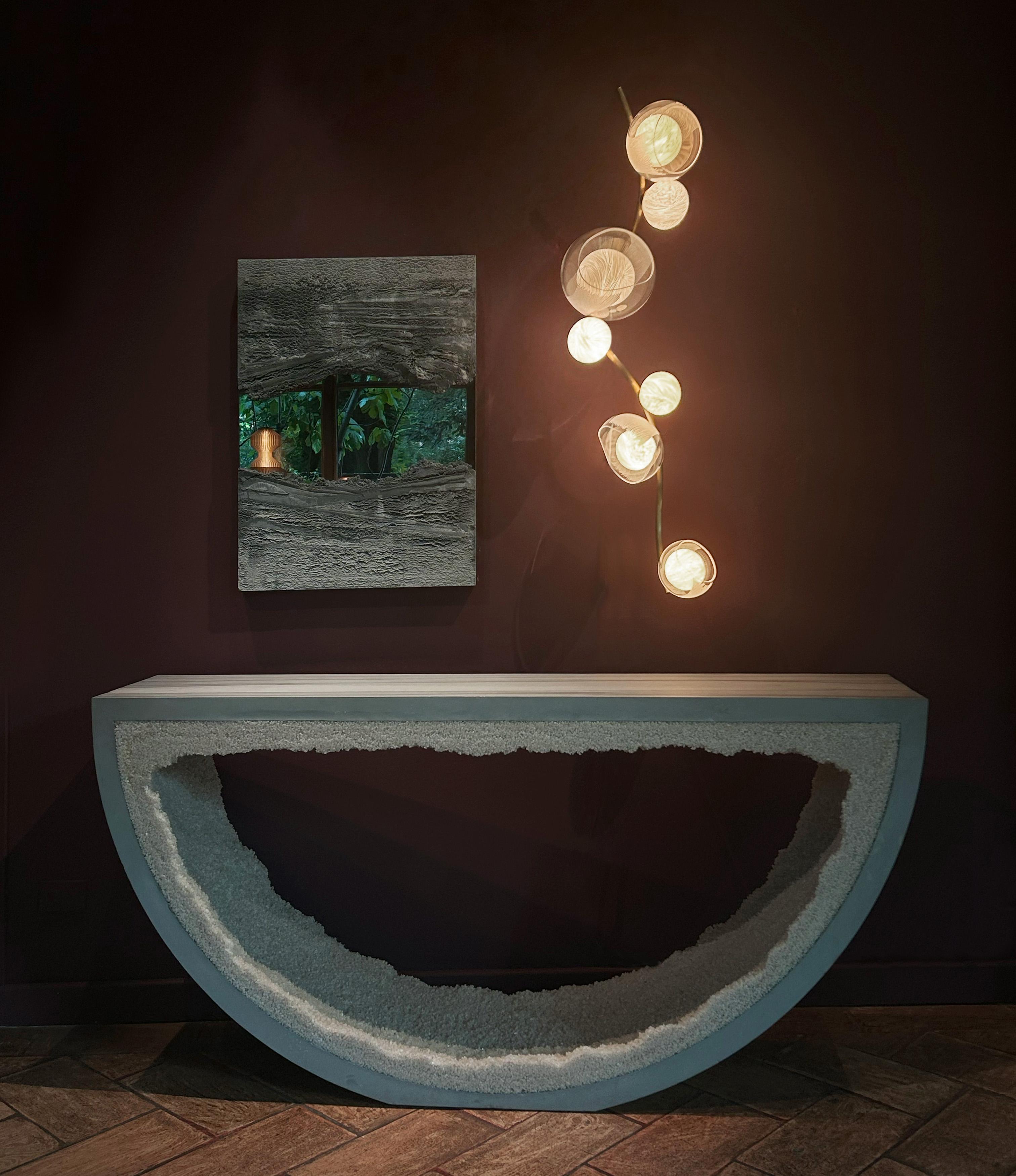 Aplique contemporáneo de vidrio soplado, porcelana grabada y latón de Vezzini & Chen en venta 4
