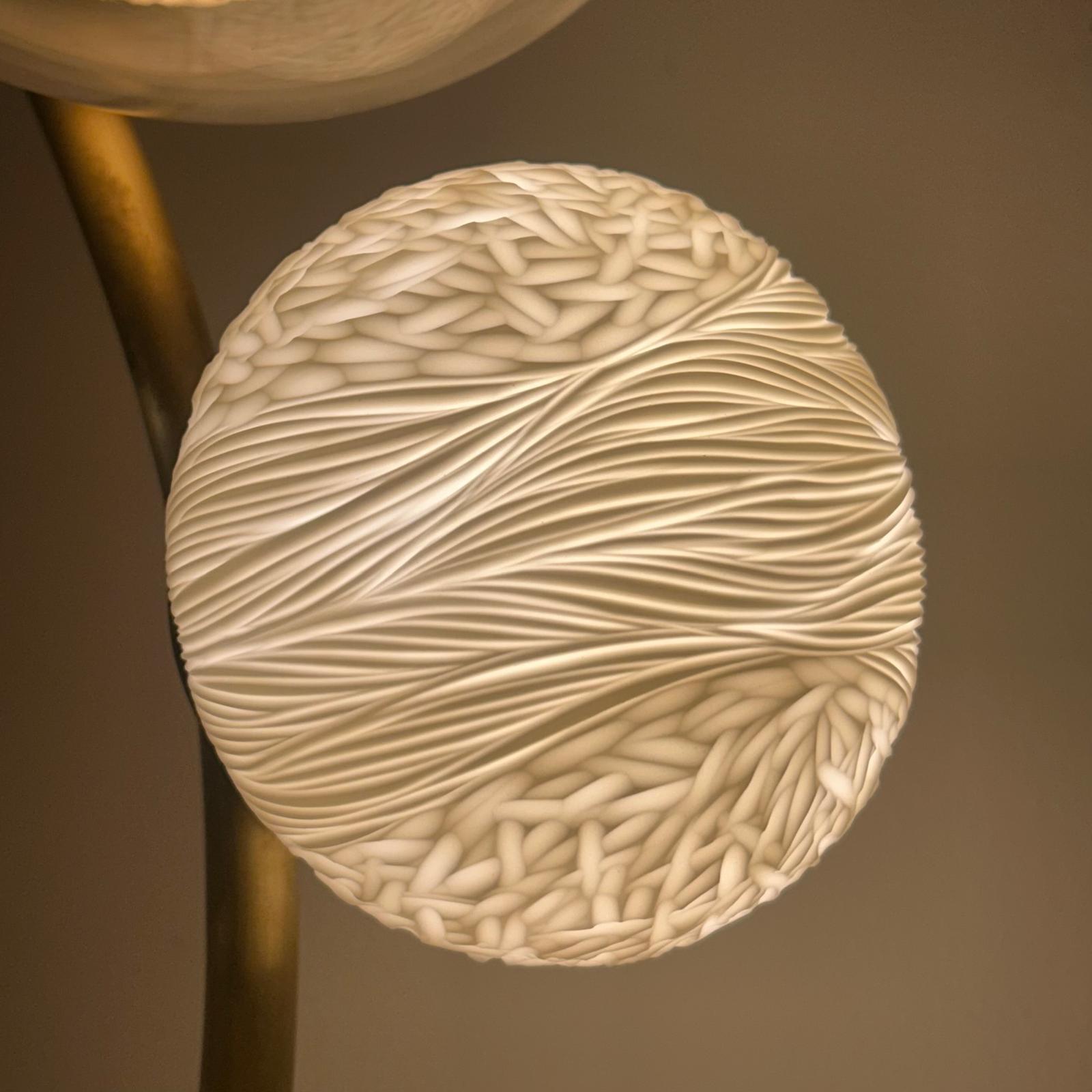 Aplique contemporáneo de vidrio soplado, porcelana grabada y latón de Vezzini & Chen Inglés en venta