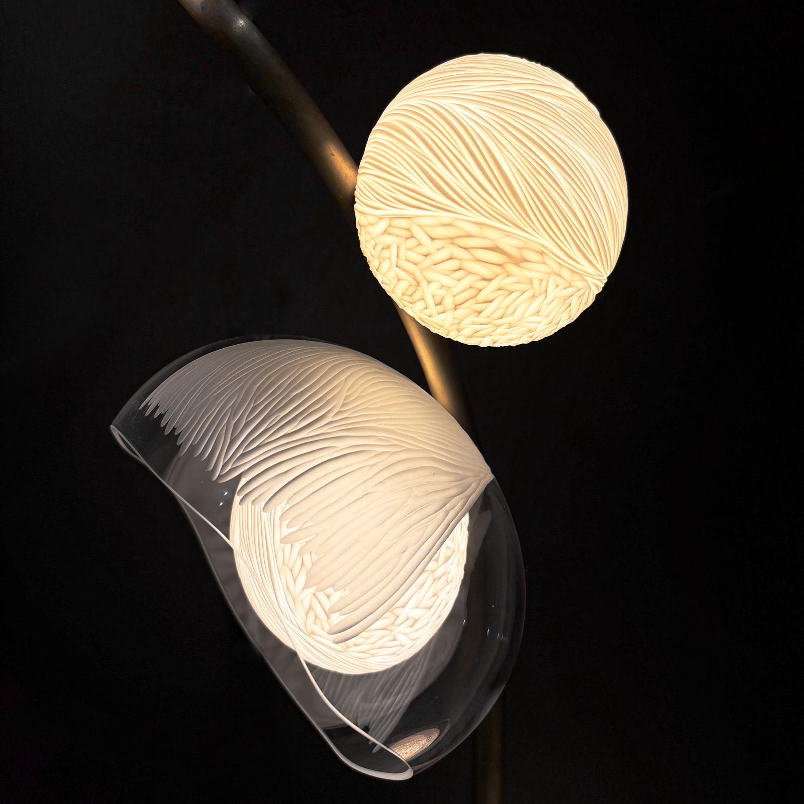 Aplique contemporáneo de vidrio soplado, porcelana grabada y latón de Vezzini & Chen en venta 1