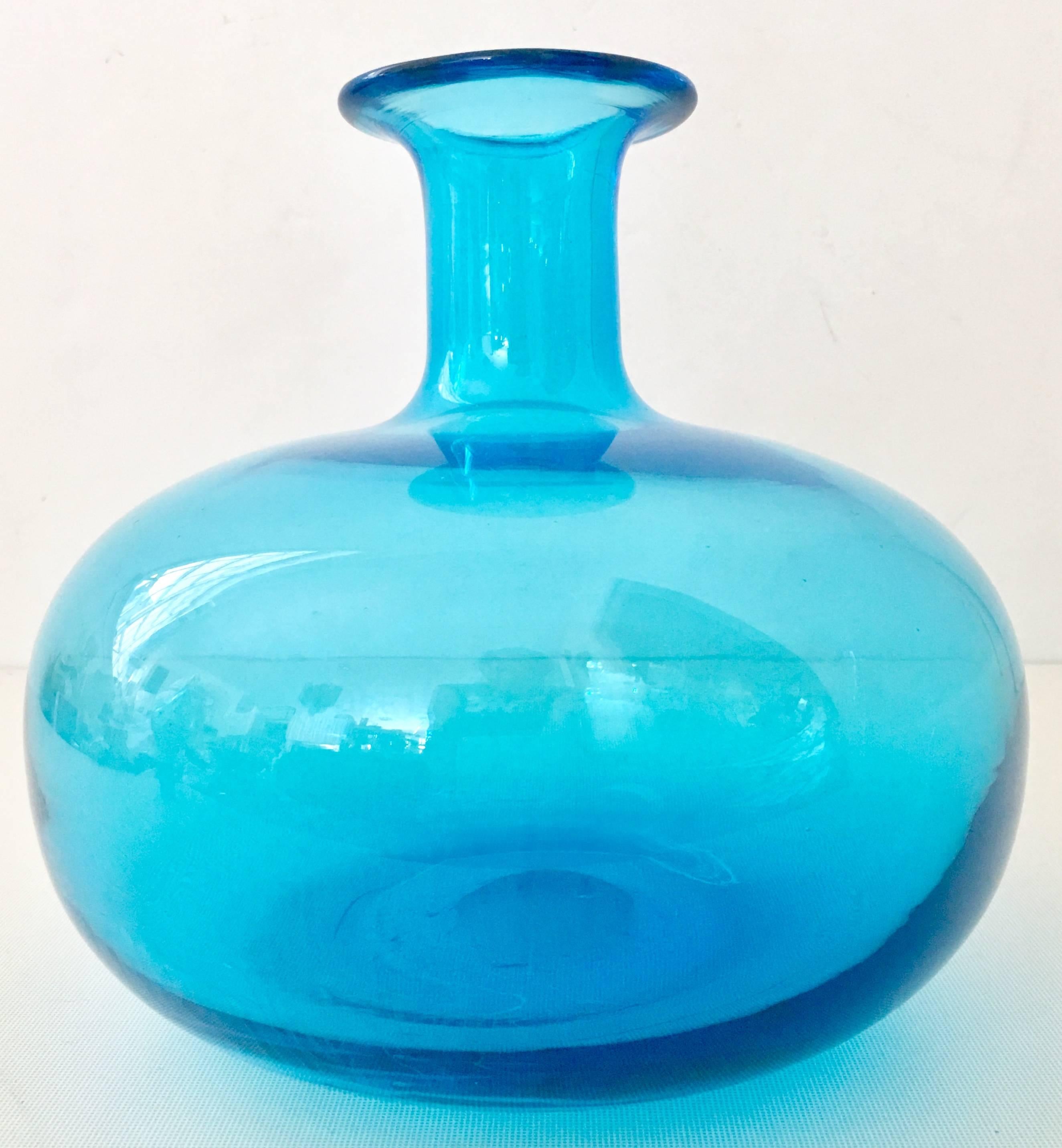 Carafe et bouchon en verre soufflé bleu contemporain de style 