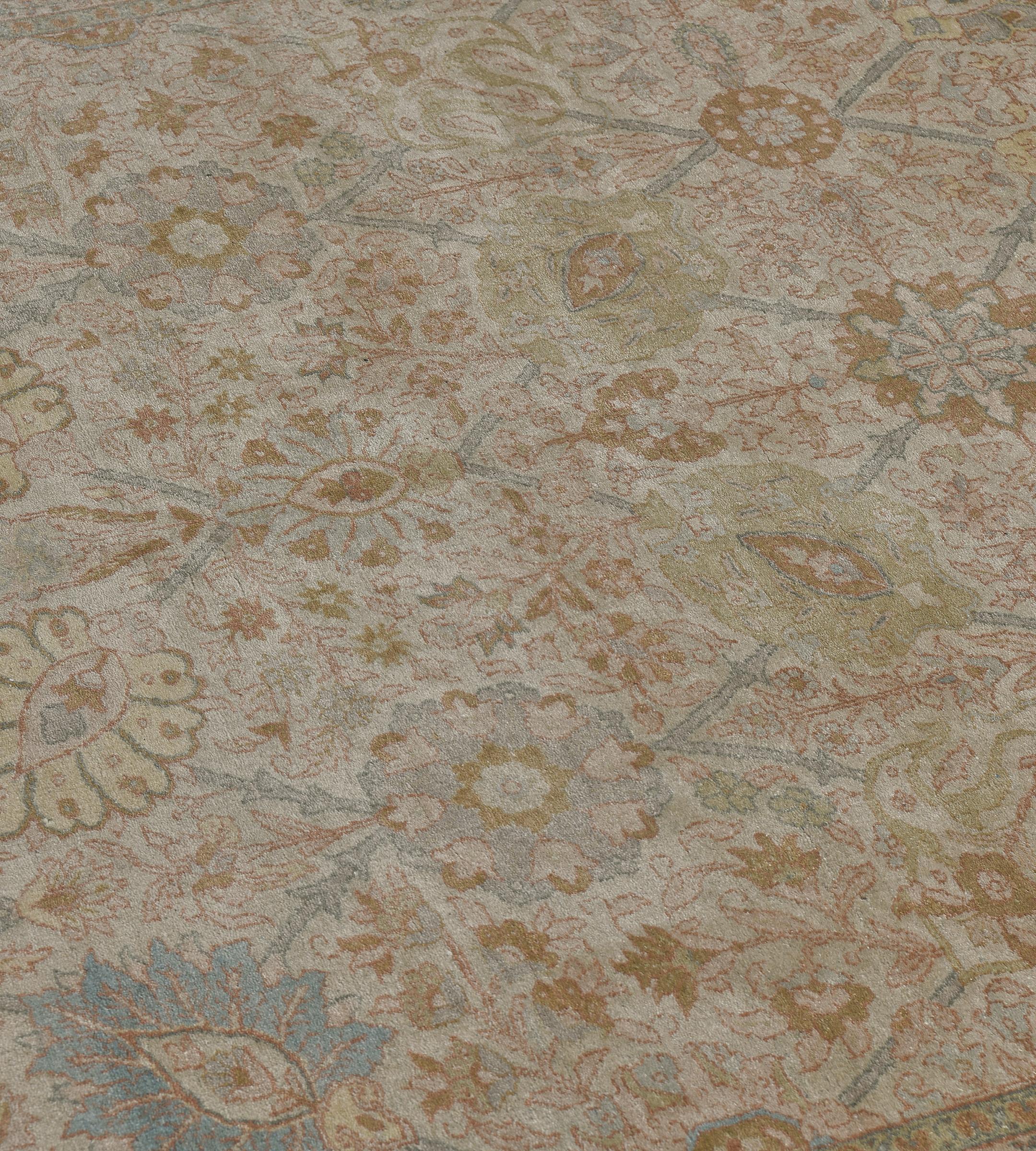 Tappeto contemporaneo blu e beige tessuto a mano di ispirazione Tabriz in vendita 1