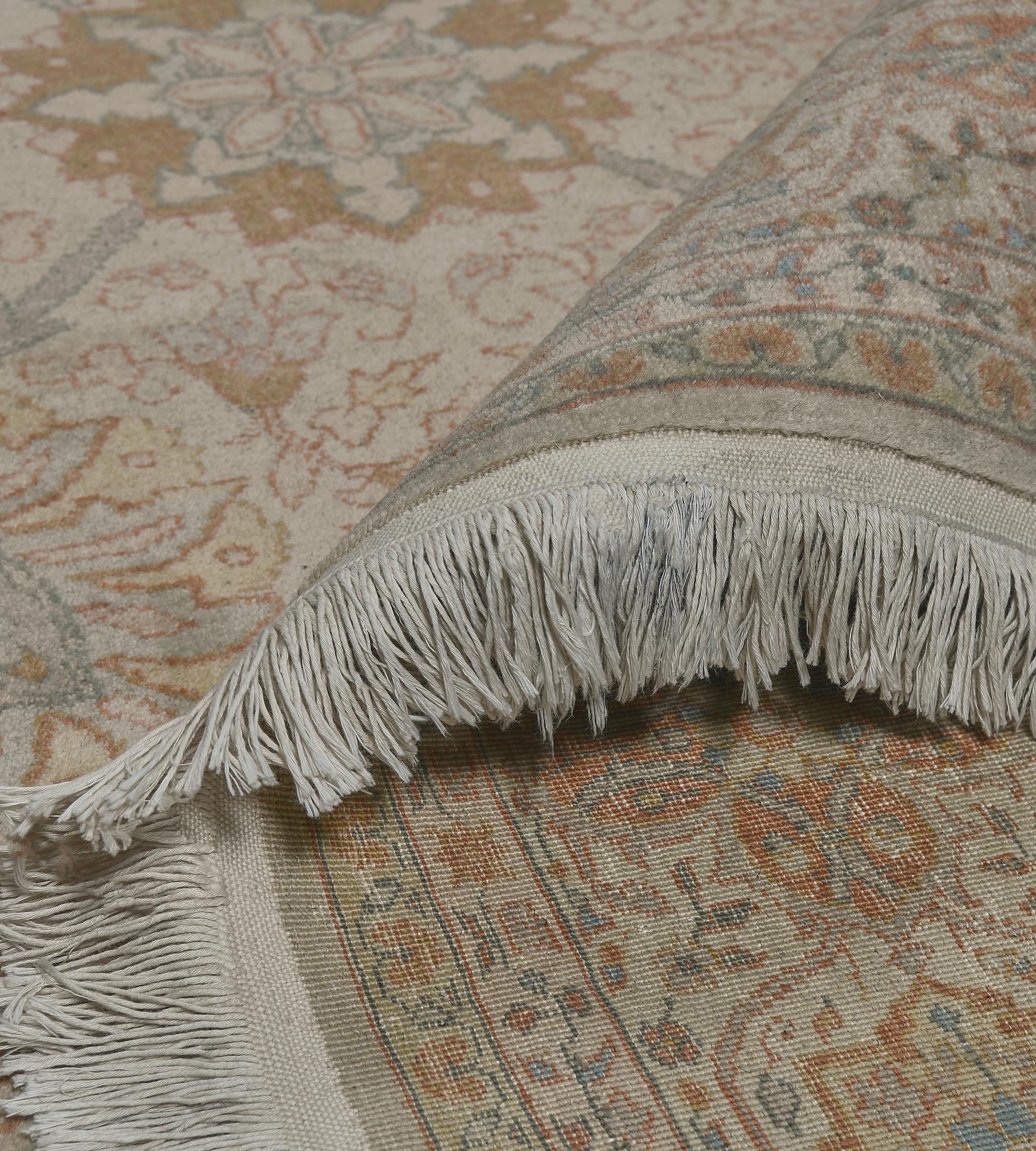Tappeto contemporaneo blu e beige tessuto a mano di ispirazione Tabriz in vendita 6