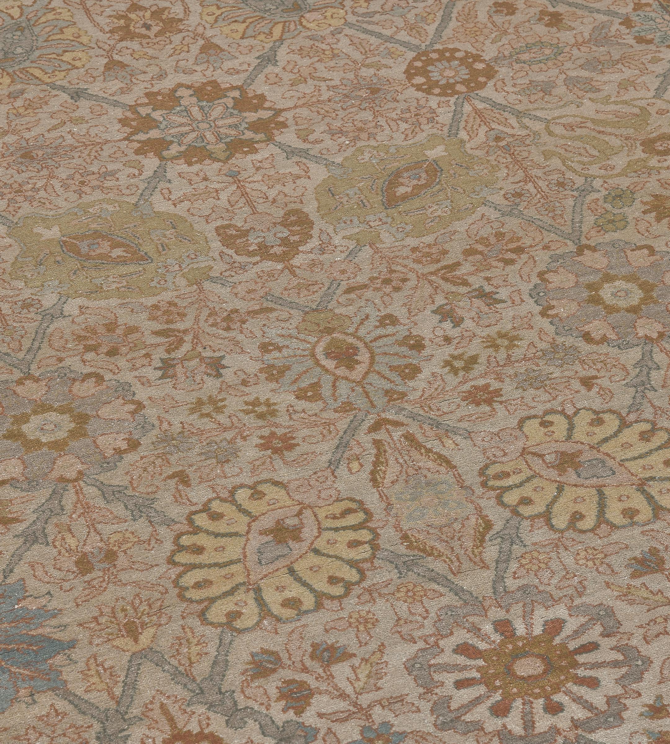 Tabriz di altissima qualità prodotto in Egitto. Questo capolavoro è caratterizzato da una lavorazione magistrale e dettagliata e da una splendida colorazione.
