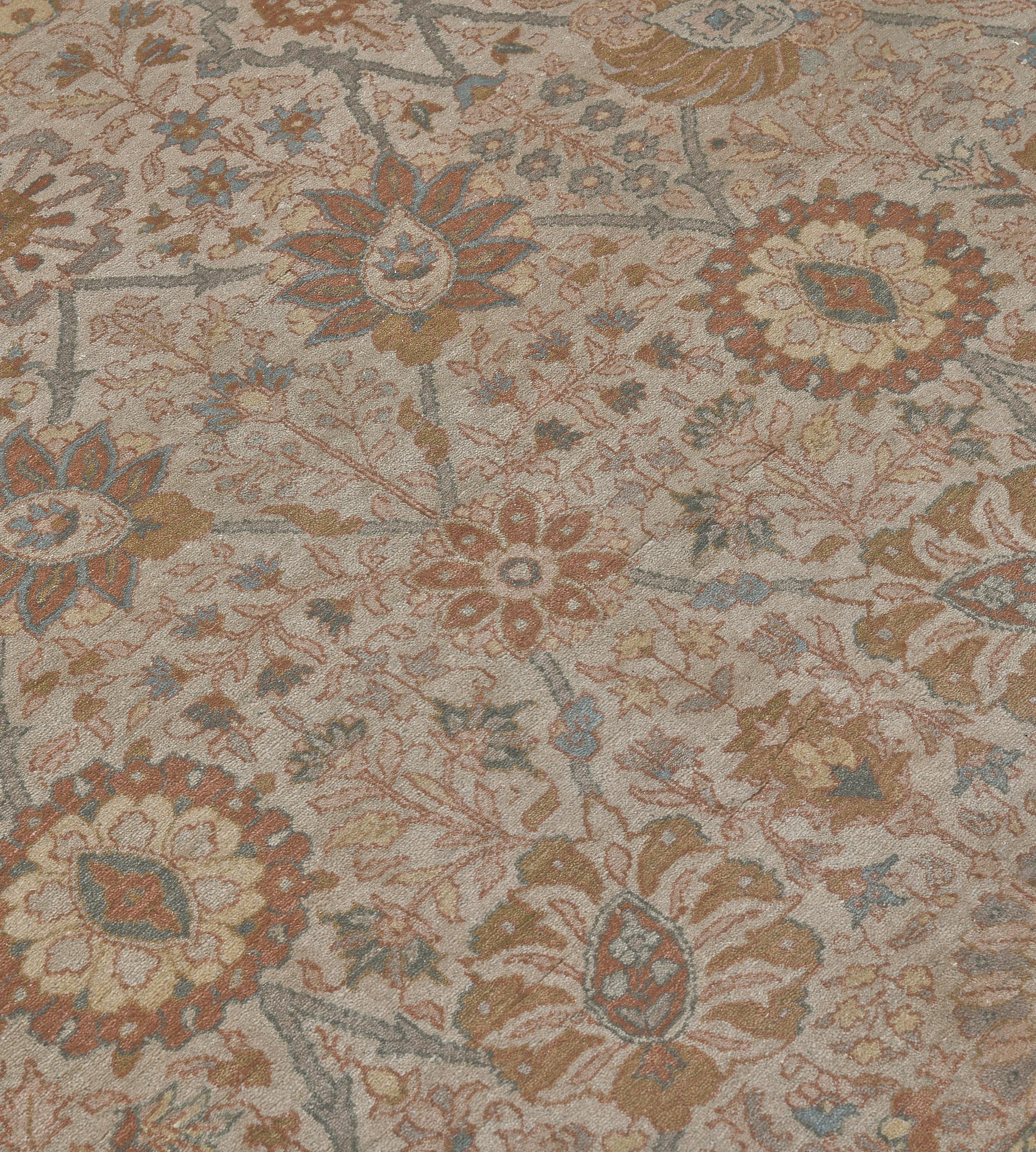 Egizio Tappeto contemporaneo blu e beige tessuto a mano di ispirazione Tabriz in vendita