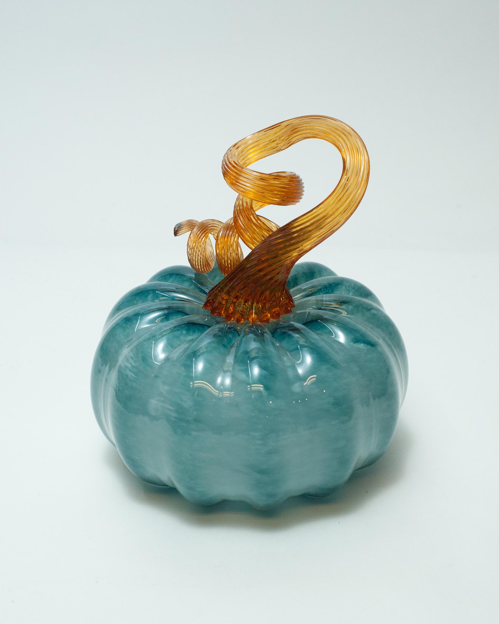 Preciosa calabaza contemporánea de vidrio soplado azul medio y multicolor, obra de un artista canadiense.