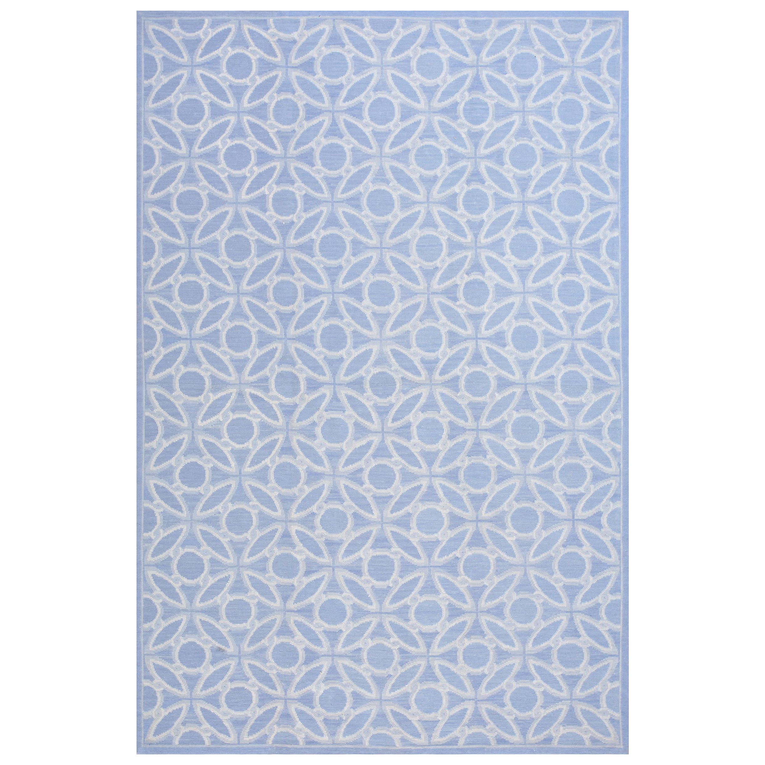 Zeitgenössischer blauer und weißer handgewebter Flachgewebe-Teppich mit Nadelspitze im Angebot