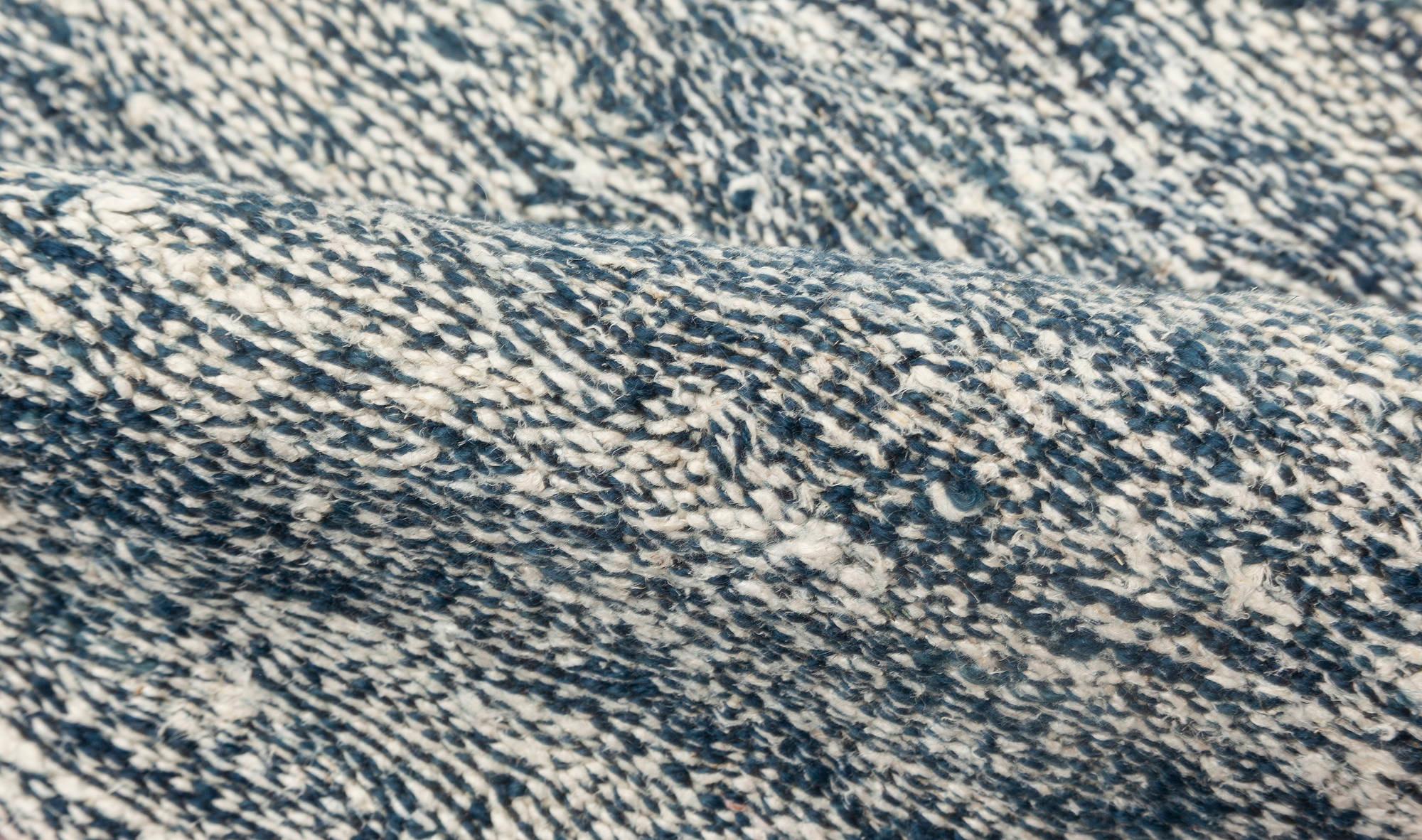 Zeitgenössischer blau-weißer Flachgewebeteppich aus Wolle von Doris Leslie Blau.
Größe: 12'10