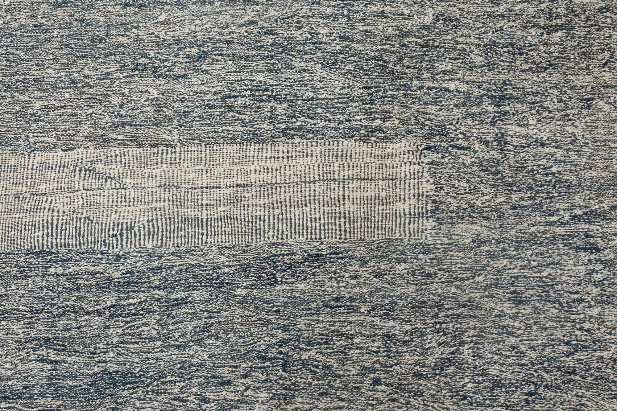 Moderne Tapis contemporain en laine bleu et blanc à tissage plat de Doris Leslie Blau en vente