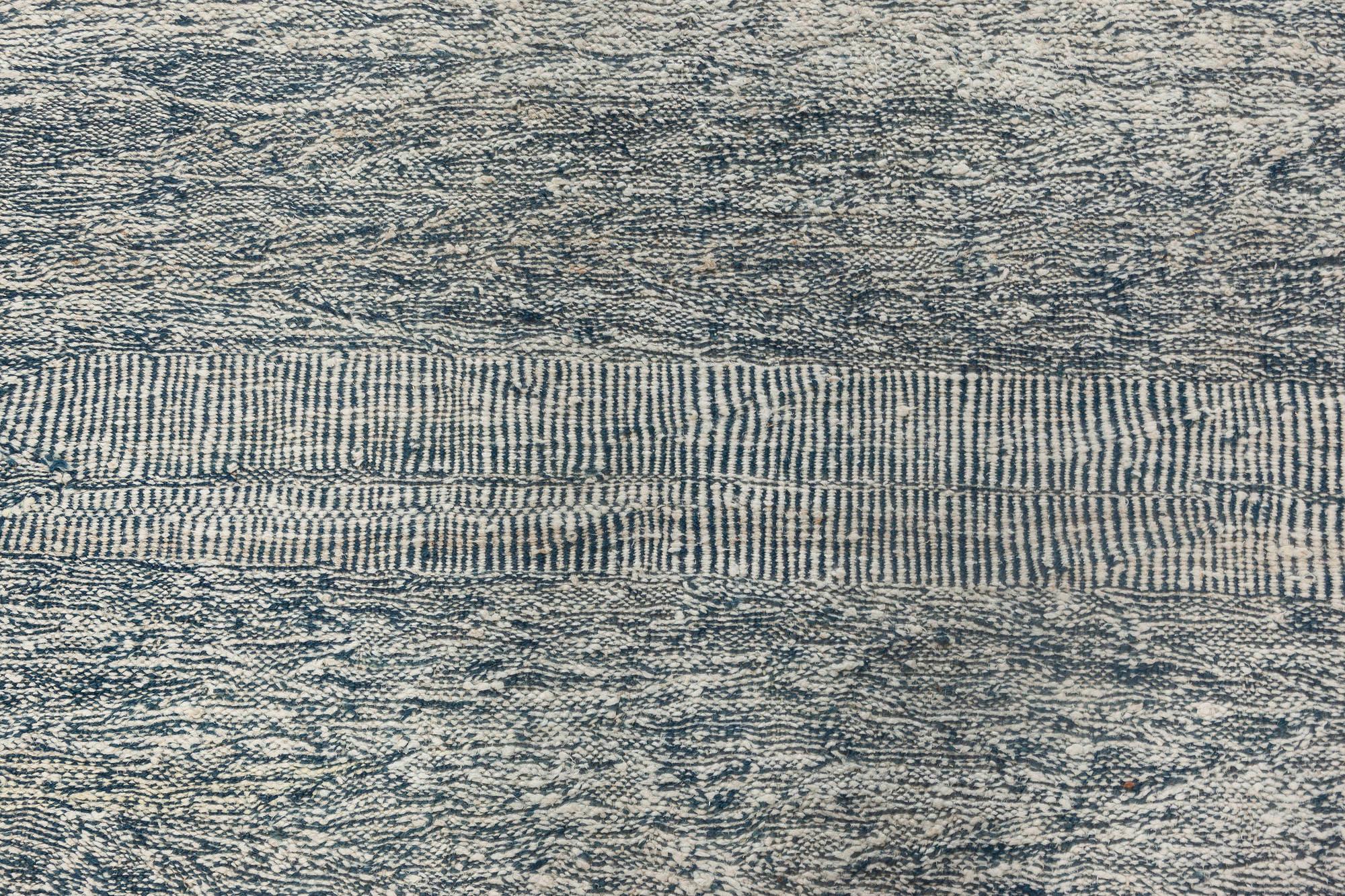 Zeitgenössischer blauer und weißer Flachgewebe-Wollteppich von Doris Leslie Blau (Handgewebt) im Angebot