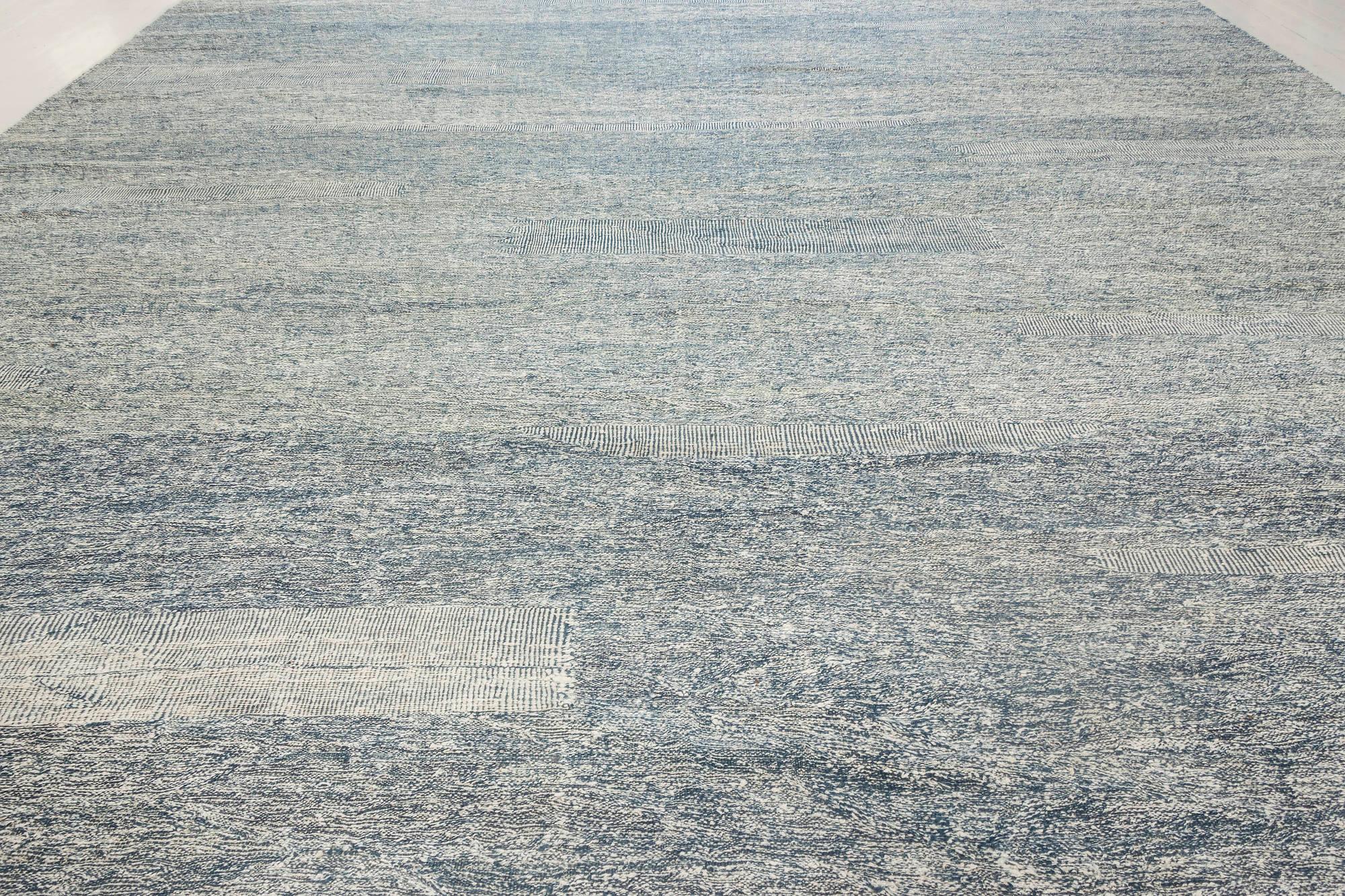 Zeitgenössischer blauer und weißer Flachgewebe-Wollteppich von Doris Leslie Blau im Zustand „Neu“ im Angebot in New York, NY