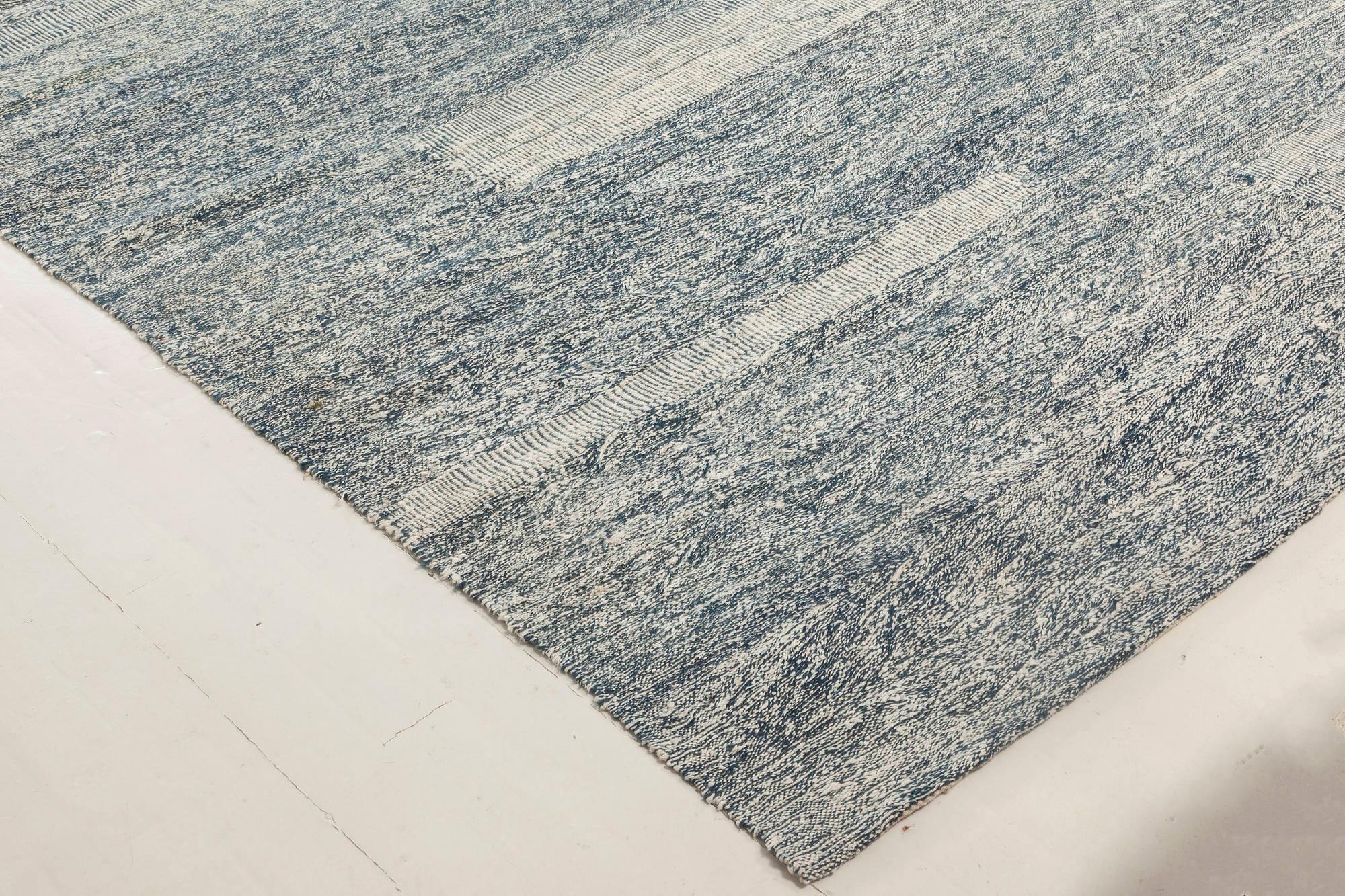 Zeitgenössischer blauer und weißer Flachgewebe-Wollteppich von Doris Leslie Blau (21. Jahrhundert und zeitgenössisch) im Angebot
