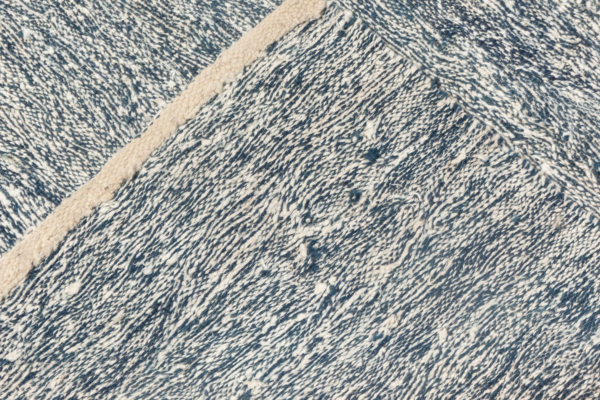 Zeitgenössischer blauer und weißer Flachgewebe-Wollteppich von Doris Leslie Blau (Wolle) im Angebot