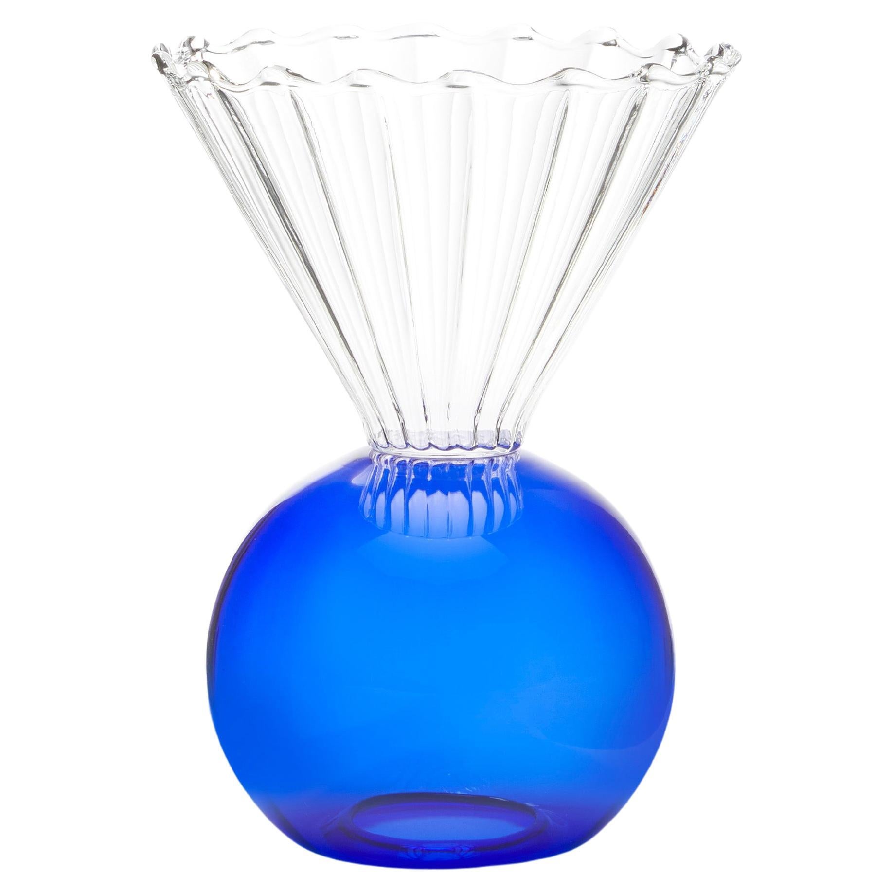 Bol contemporain en verre soufflé bleu par Natalia Criado Cône rond circulaire