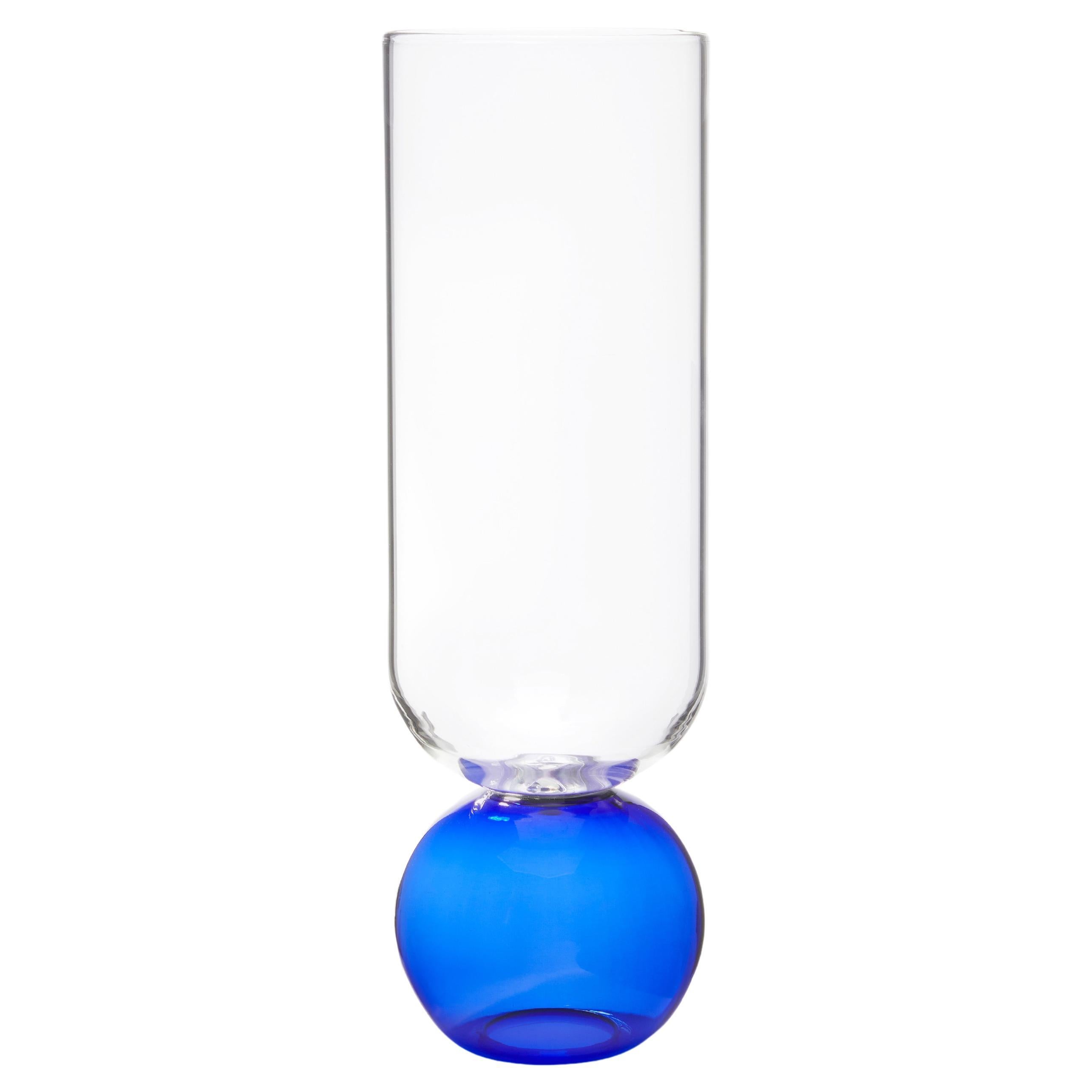 Vase cylindrique contemporain en verre soufflé à la main en forme de fleur bleue, fabriqué à la main par Natalia Criado