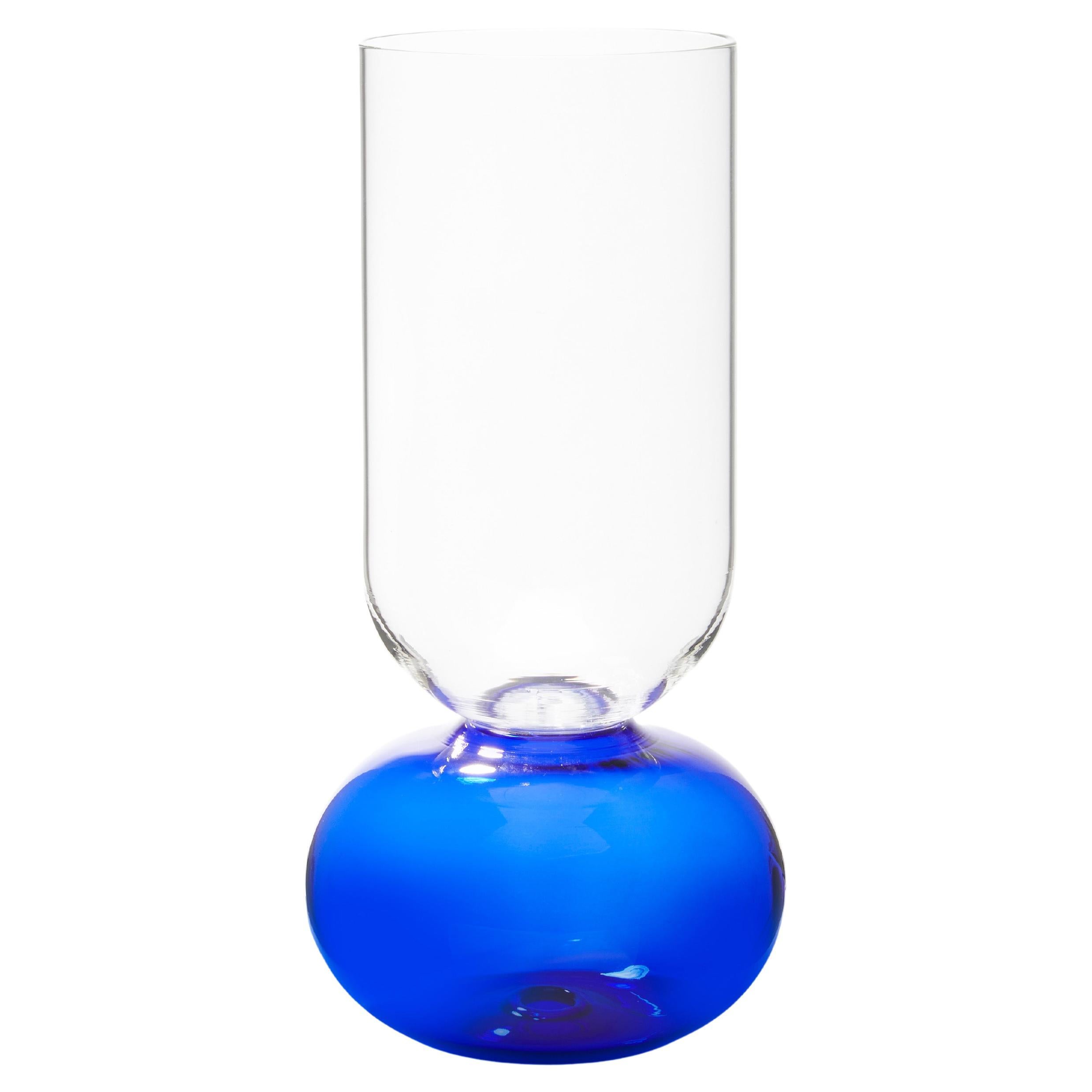 Vase cylindrique contemporain en verre soufflé à fleurs bleues Handcraft, Natalia Criado