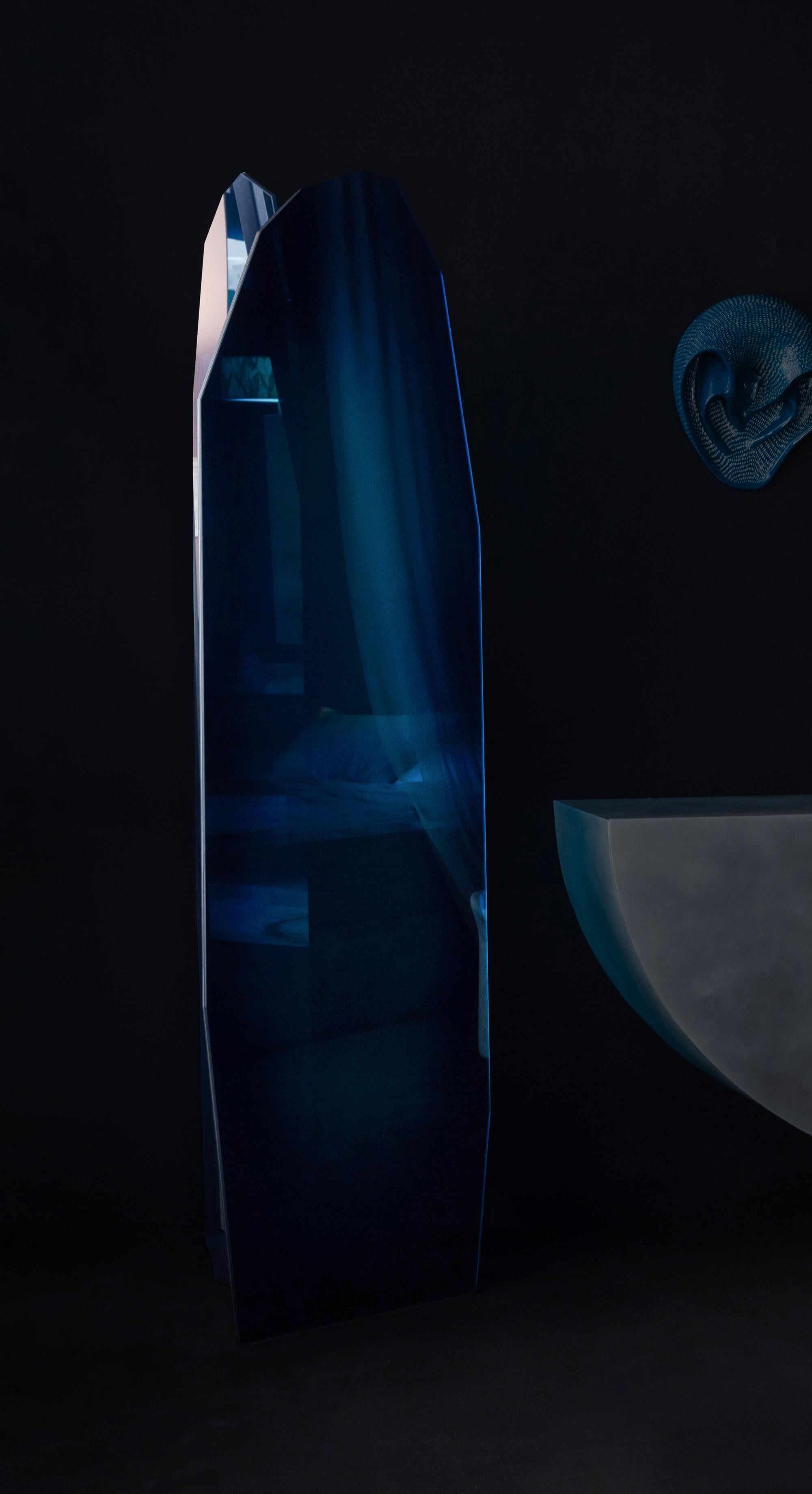 Zeitgenössischer blauer mattierter Bodenspiegel von Alissa Volchkova (Geschliffenes Glas) im Angebot
