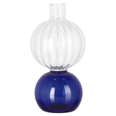 Vaso contemporaneo in vetro blu soffiato a fiore di Natalia Criado Rotondo circolare
