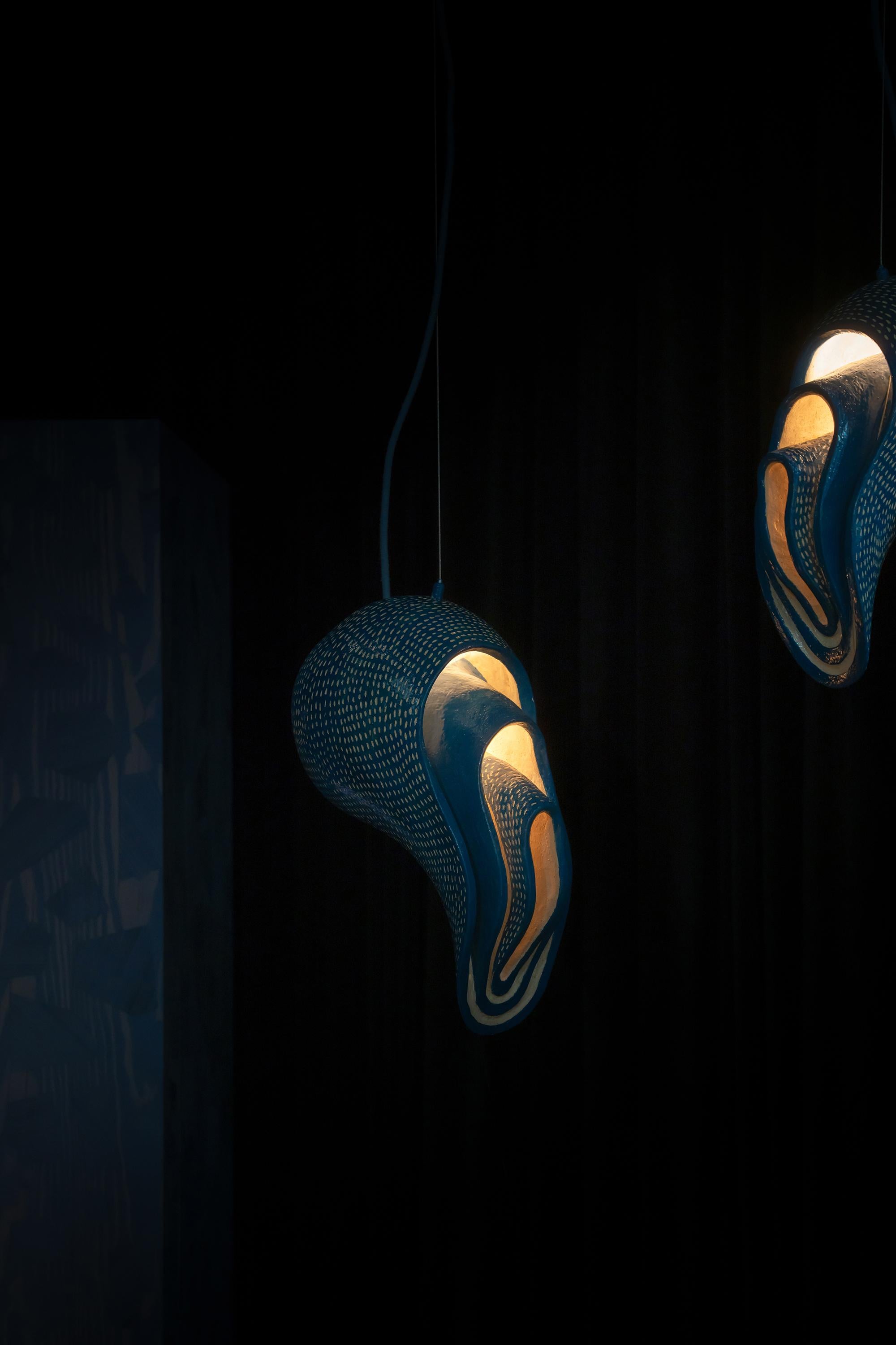 Grande lampe à suspension contemporaine bleue émaillée, fabriquée à la main par Jan Ernst Neuf - En vente à 1204, CH