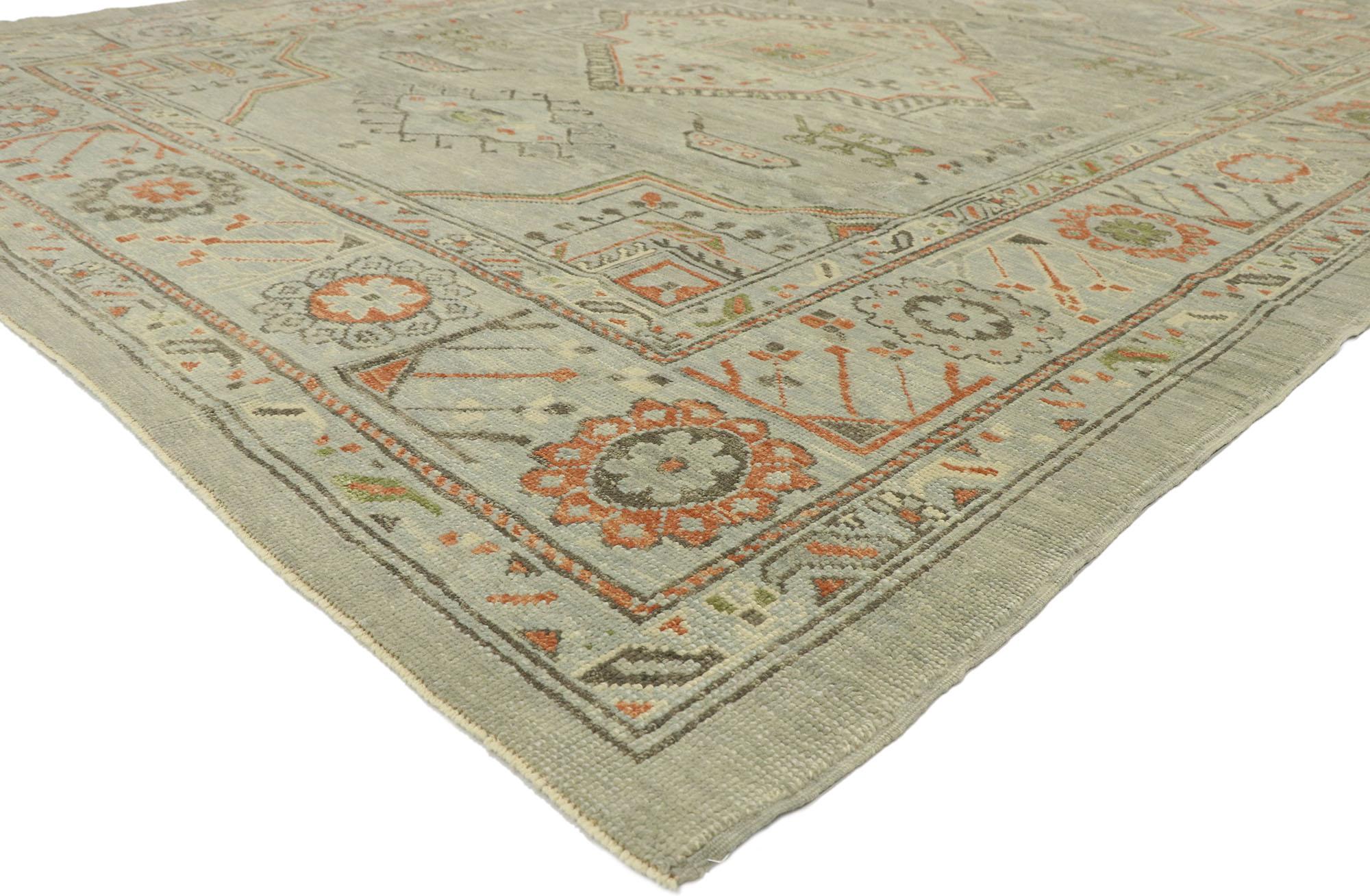 52870 New Modern Hellblau-Grau Türkischer Oushak-Teppich, 09'01 x 12'01. Dieser moderne türkische Oushak-Teppich aus handgeknüpfter Wolle ist ein Meisterwerk zeitgenössischer Eleganz, das mit Stammeszauber gewebt ist und mit seiner ruhigen