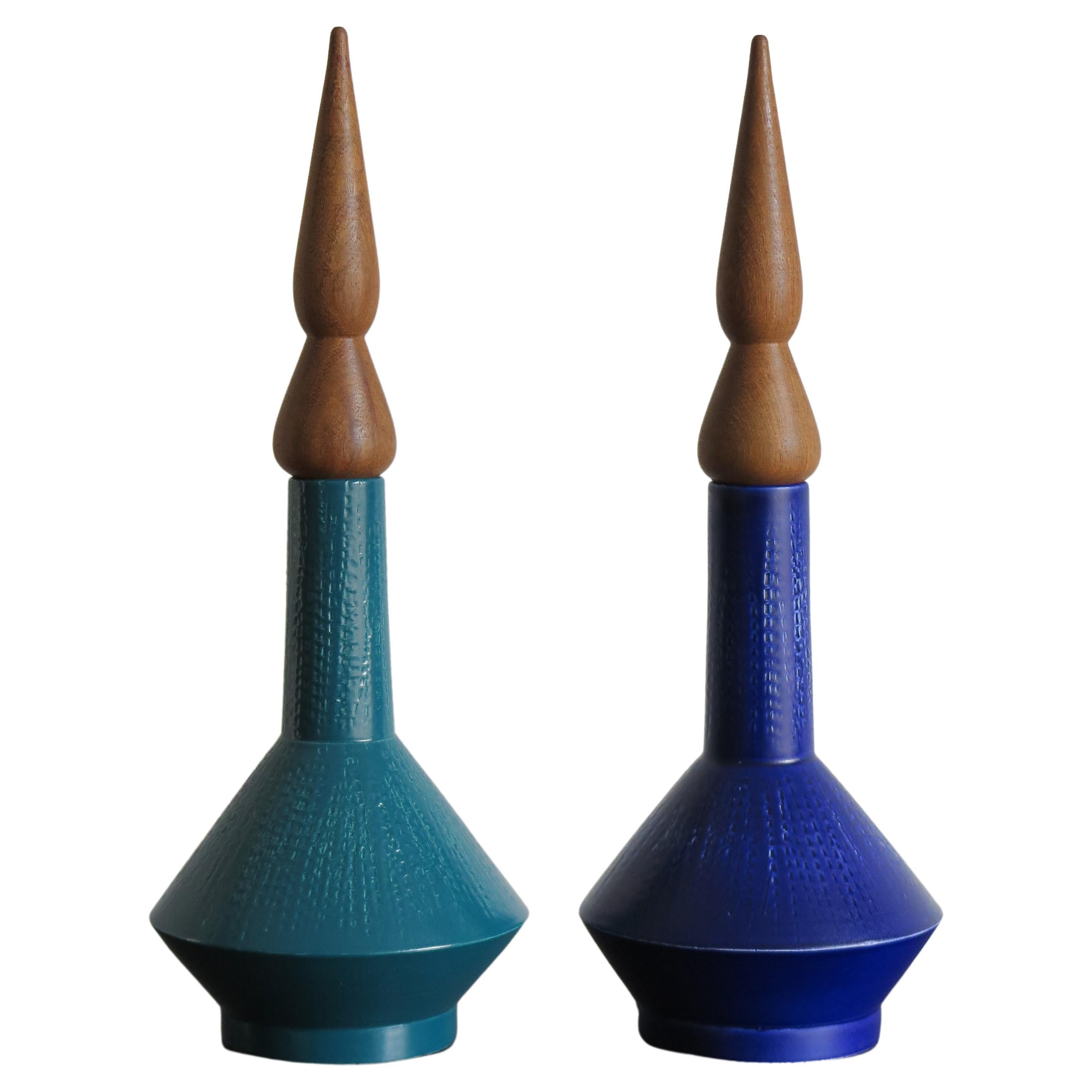 Vases contemporains en céramique bleue et verte conçus par Capperidicasa, fabriqués en Italie
