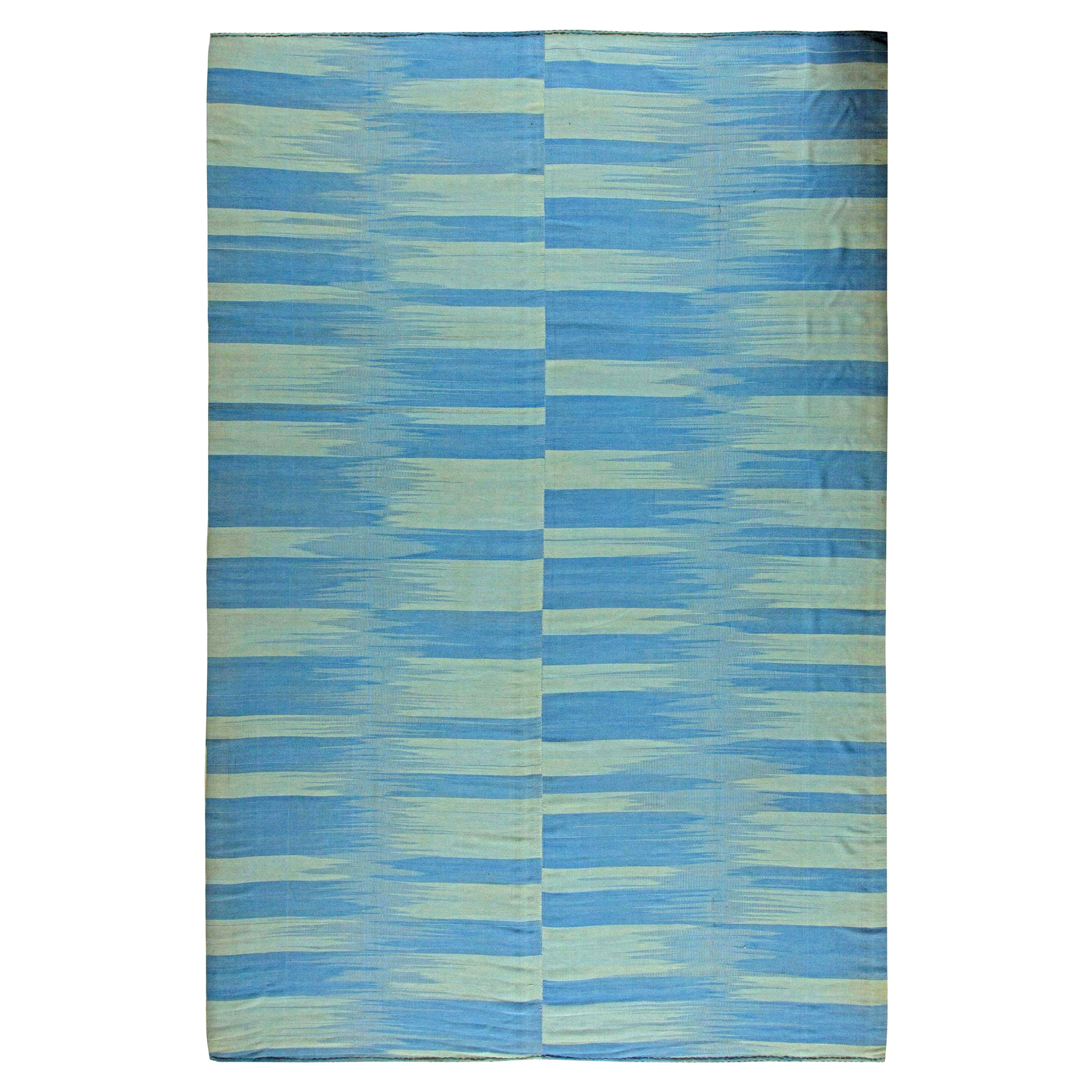 Zeitgenössischer blauer handgefertigter Kelim-Teppich von Doris Leslie Blau