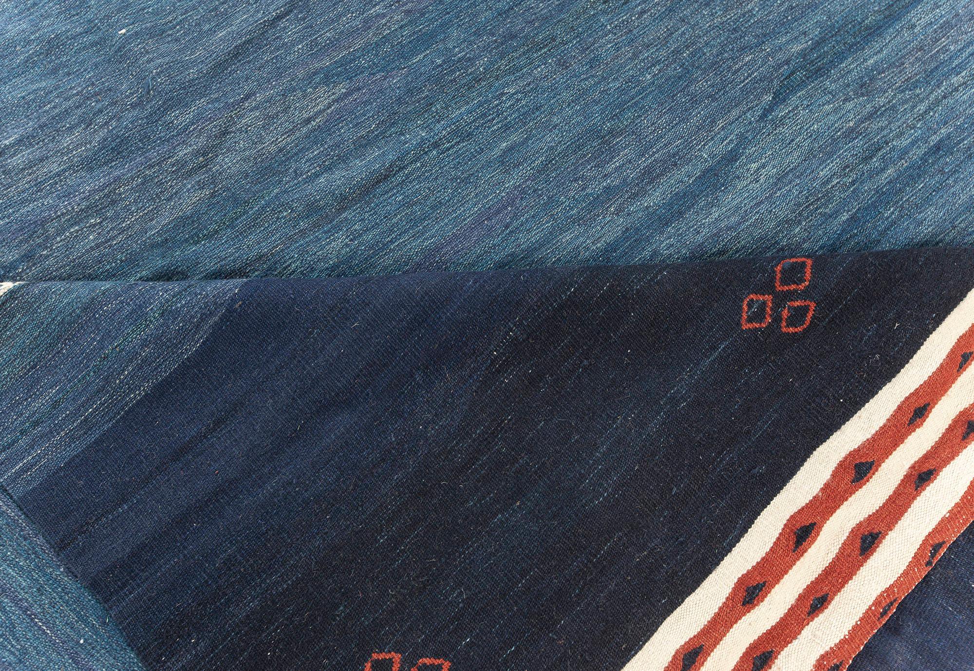 Zeitgenössischer blauer Kilim-Teppich von Doris Leslie Blau
Größe: 304 × 426 cm (10'0