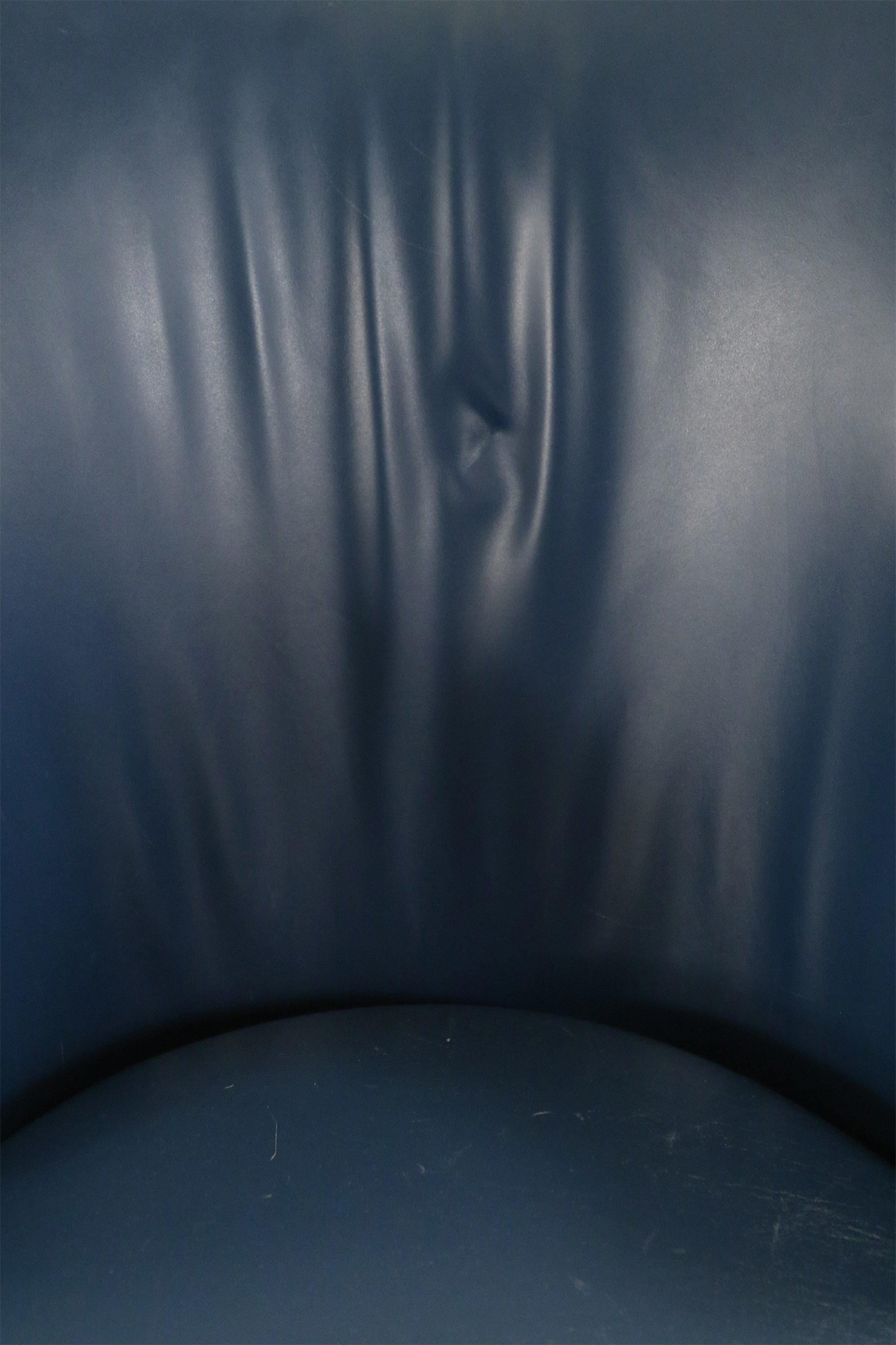 Zeitgenössischer Club / Sessel aus blauem Leder mit abgerundeter Rückenlehne im Angebot 2