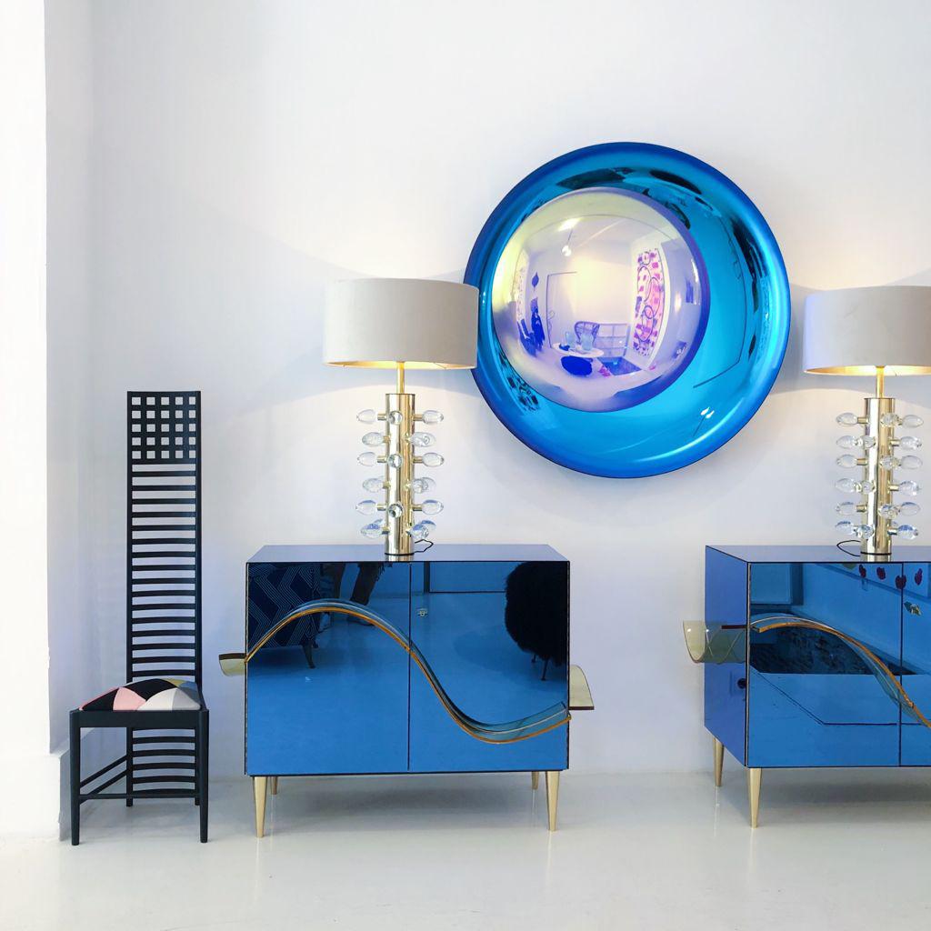 Contemporary Blue Murano Glass Mirror and Brass Pair of Italian Cabinets im Angebot 3