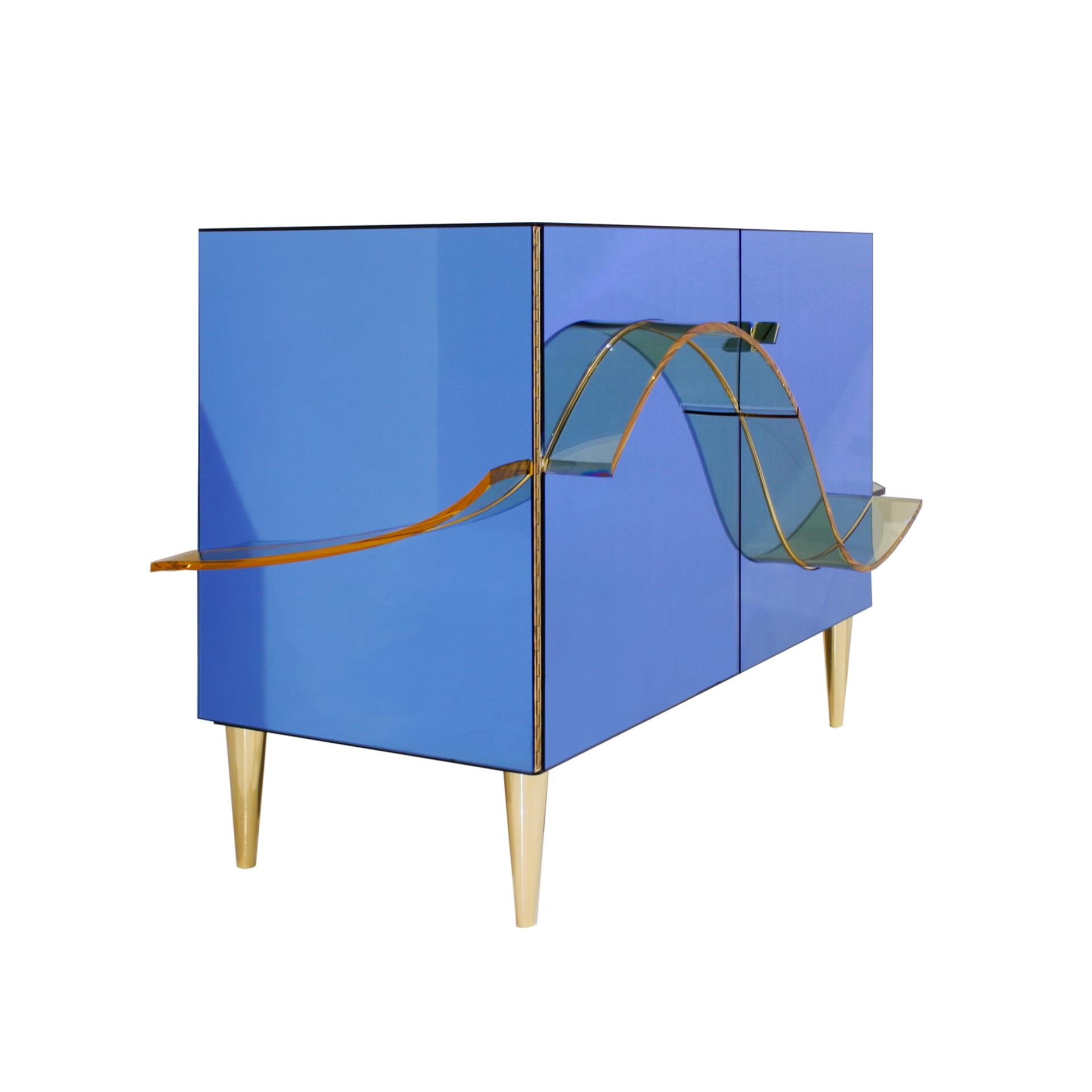 Contemporary Blue Murano Glass Mirror and Brass Pair of Italian Cabinets im Zustand „Gut“ im Angebot in Madrid, ES