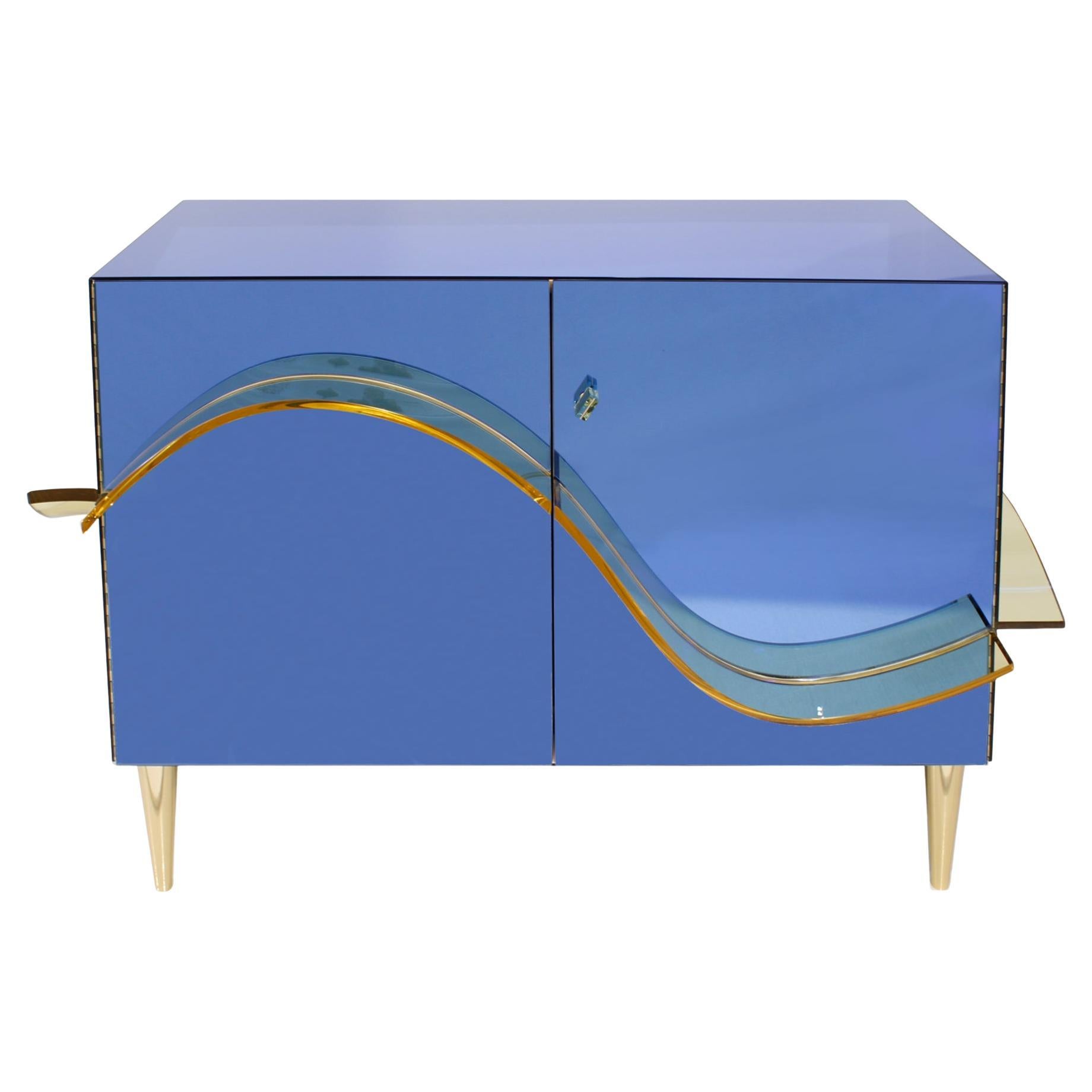 Coppia di armadi contemporanei in vetro di Murano blu e ottone