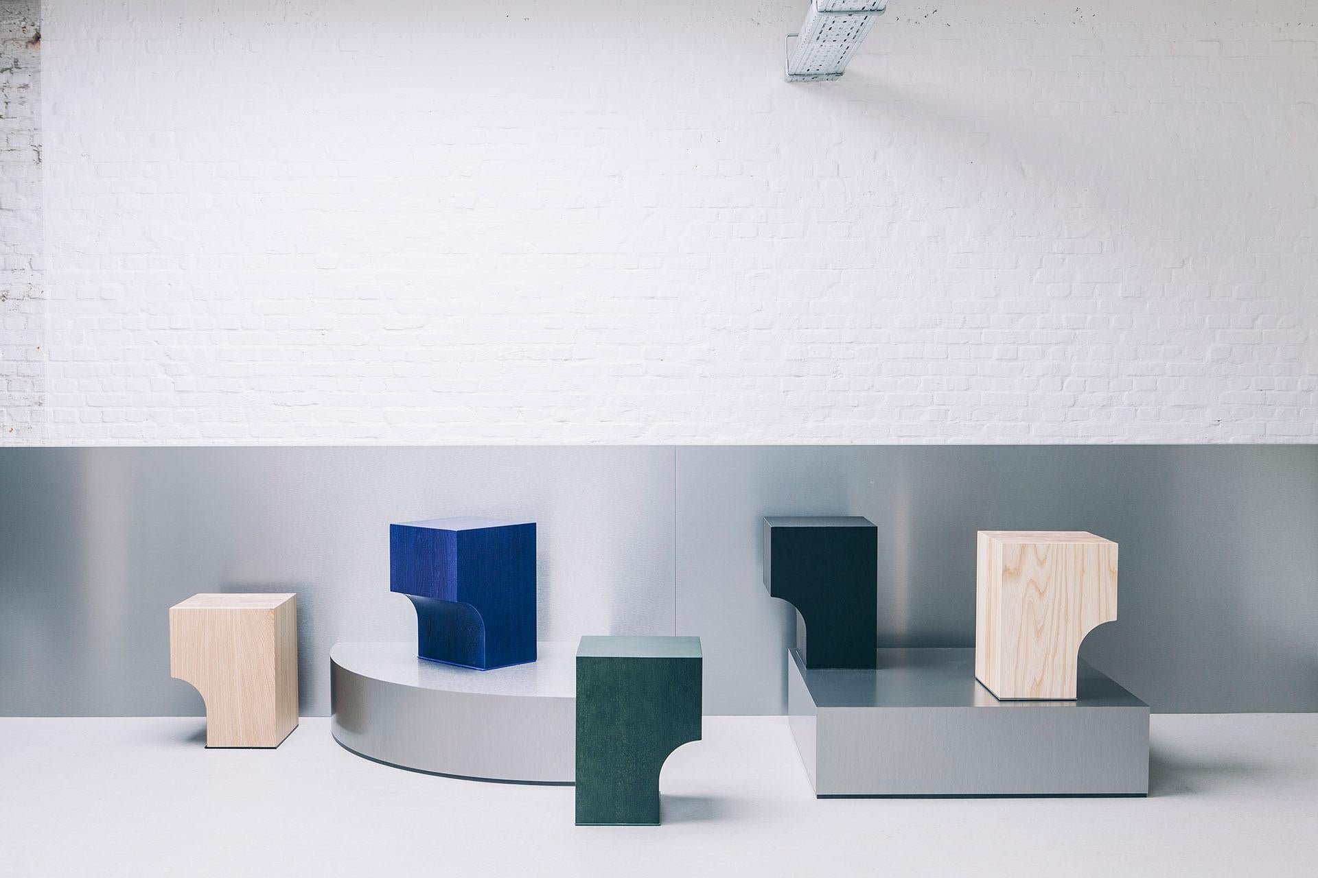 Zeitgenössischer Blockbogen-Hocker-Beistelltisch, blau gebeiztes Eicheholz, belgisches Design (Belgisch) im Angebot
