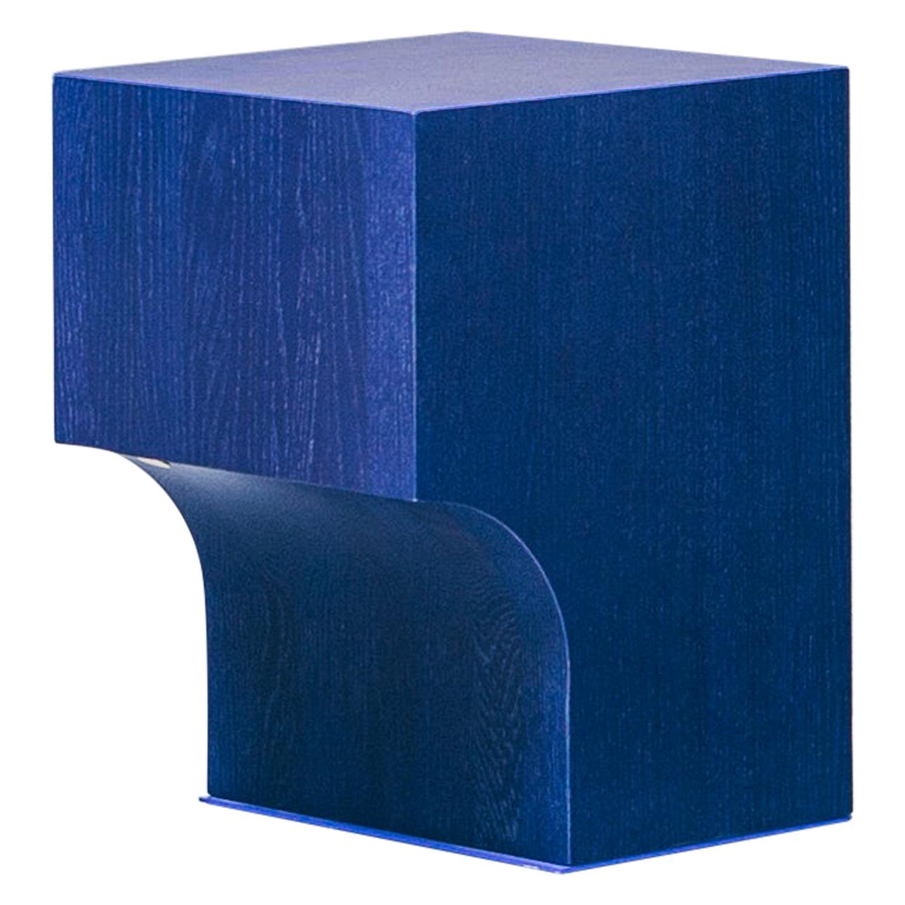 Zeitgenössischer Blockbogen-Hocker-Beistelltisch, blau gebeiztes Eicheholz, belgisches Design