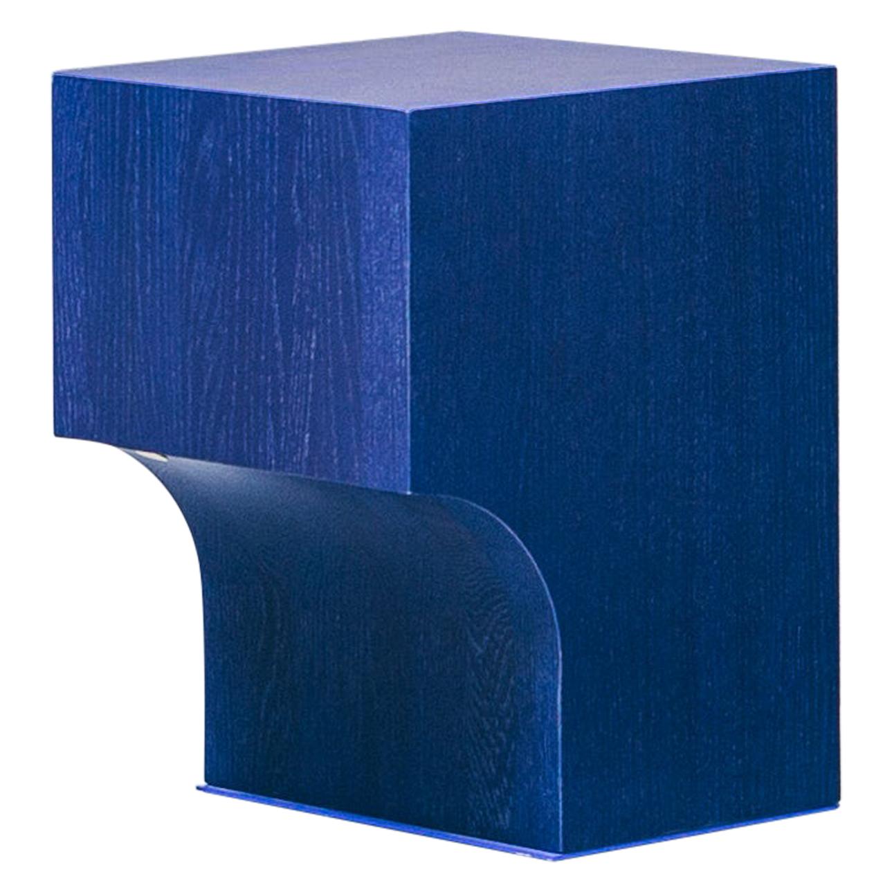 Mesa auxiliar contemporánea con arco de bloque, madera de roble teñida de azul, diseño belga